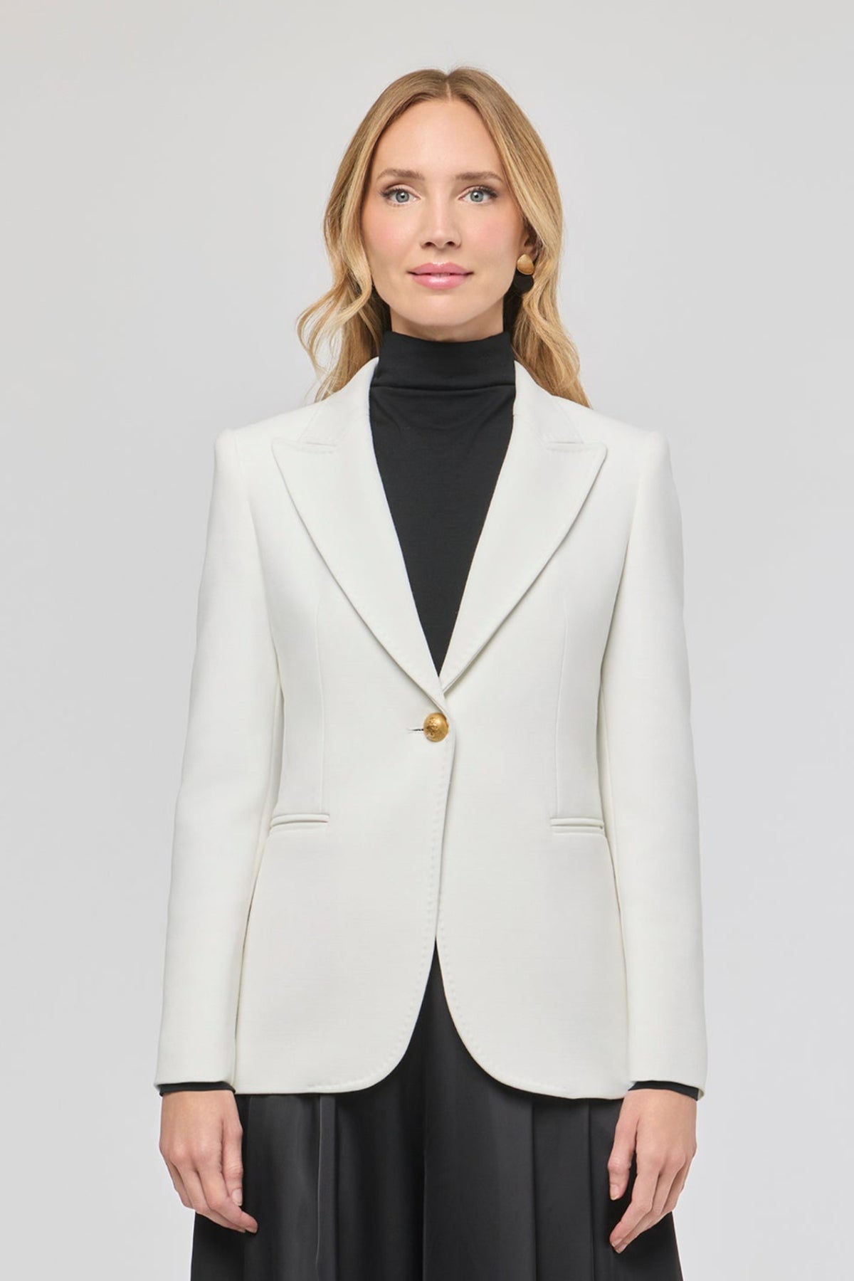 Blazer entallada blanca Garcia Vintage 01 de The Extreme Collection con detalle de picado en solapa.
