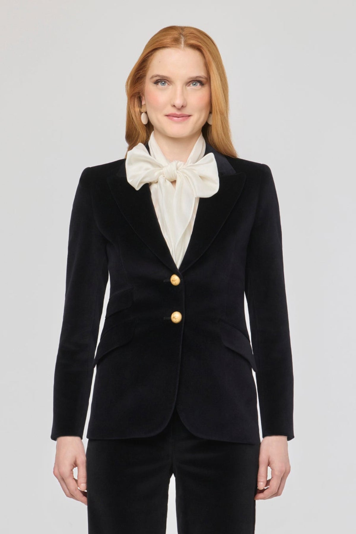 Blazer terciopelo negro Oliva de The Extreme Collection confeccionada en suave terciopelo negro y 100% algodón.