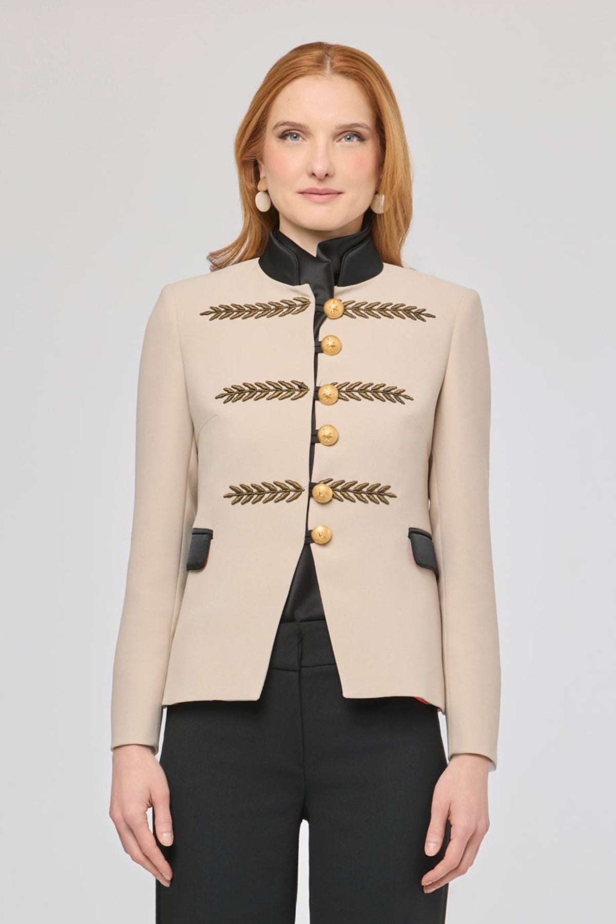 Blazer corta bordada beige Renata Gold de The Extreme Collection en color beige con bordados en hilo dorado.