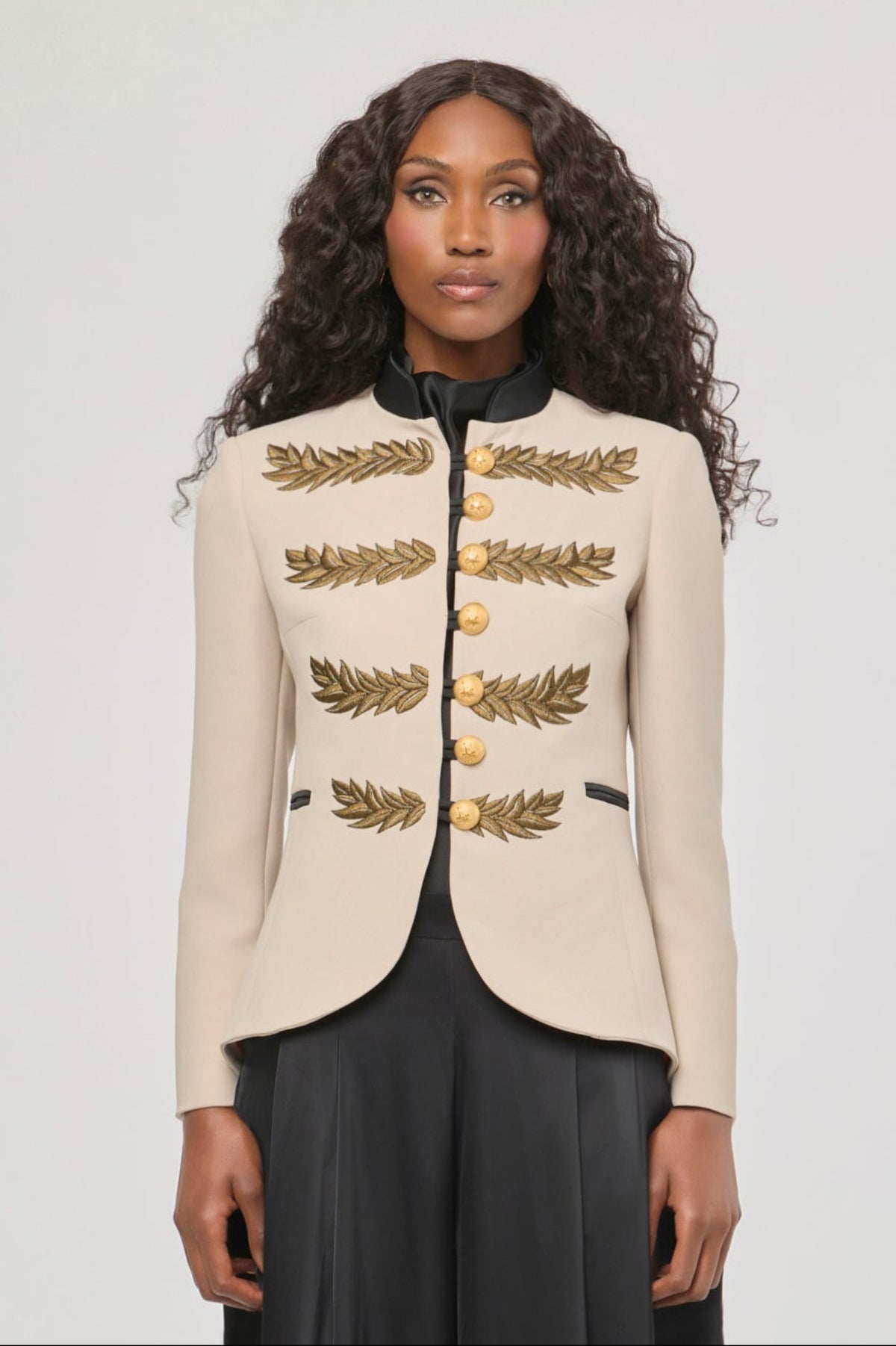 Blazer bordada beige Renata Love Gold de The Extreme Collection con detalles en hilo dorado y con cuello y bolsillos en satén negro