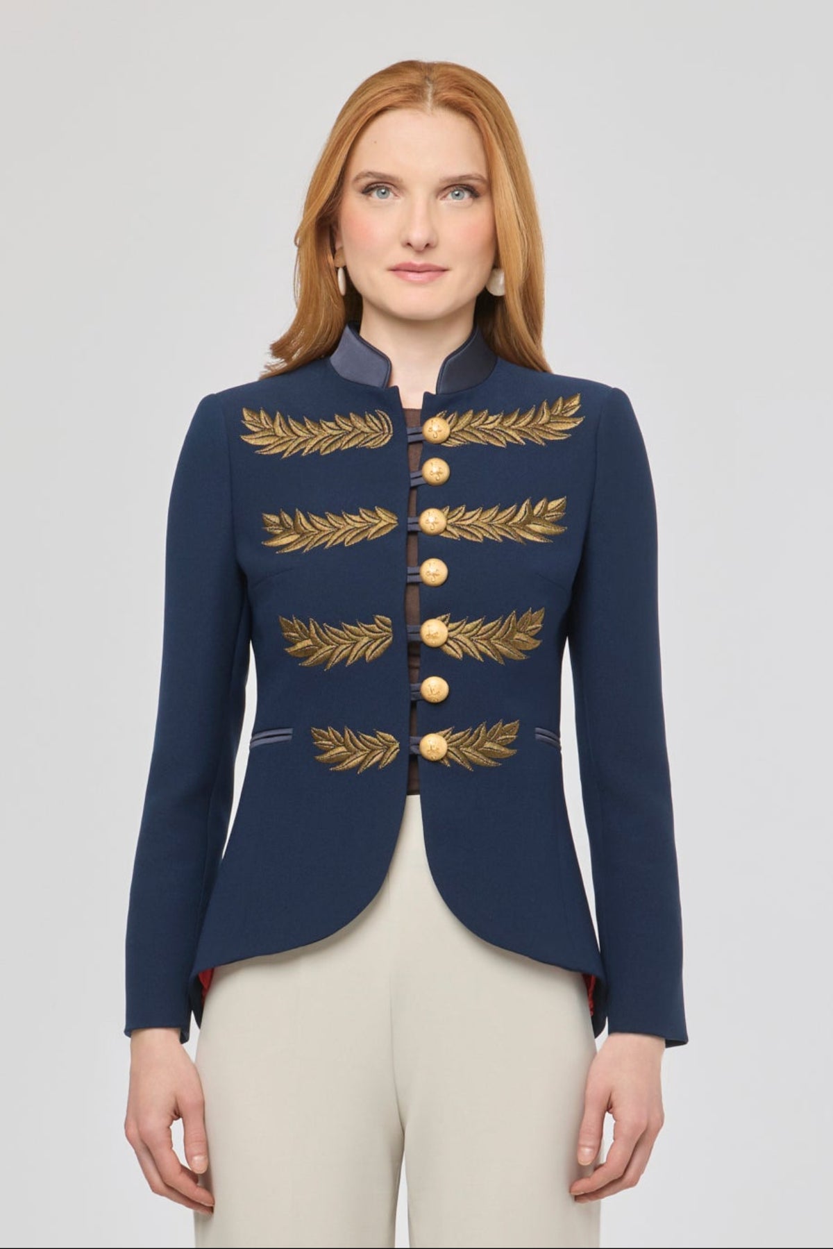 Blazer bordada azul marino Renata Love Gold de The Extreme Collection en color azul marino con detalles en hilo dorado.