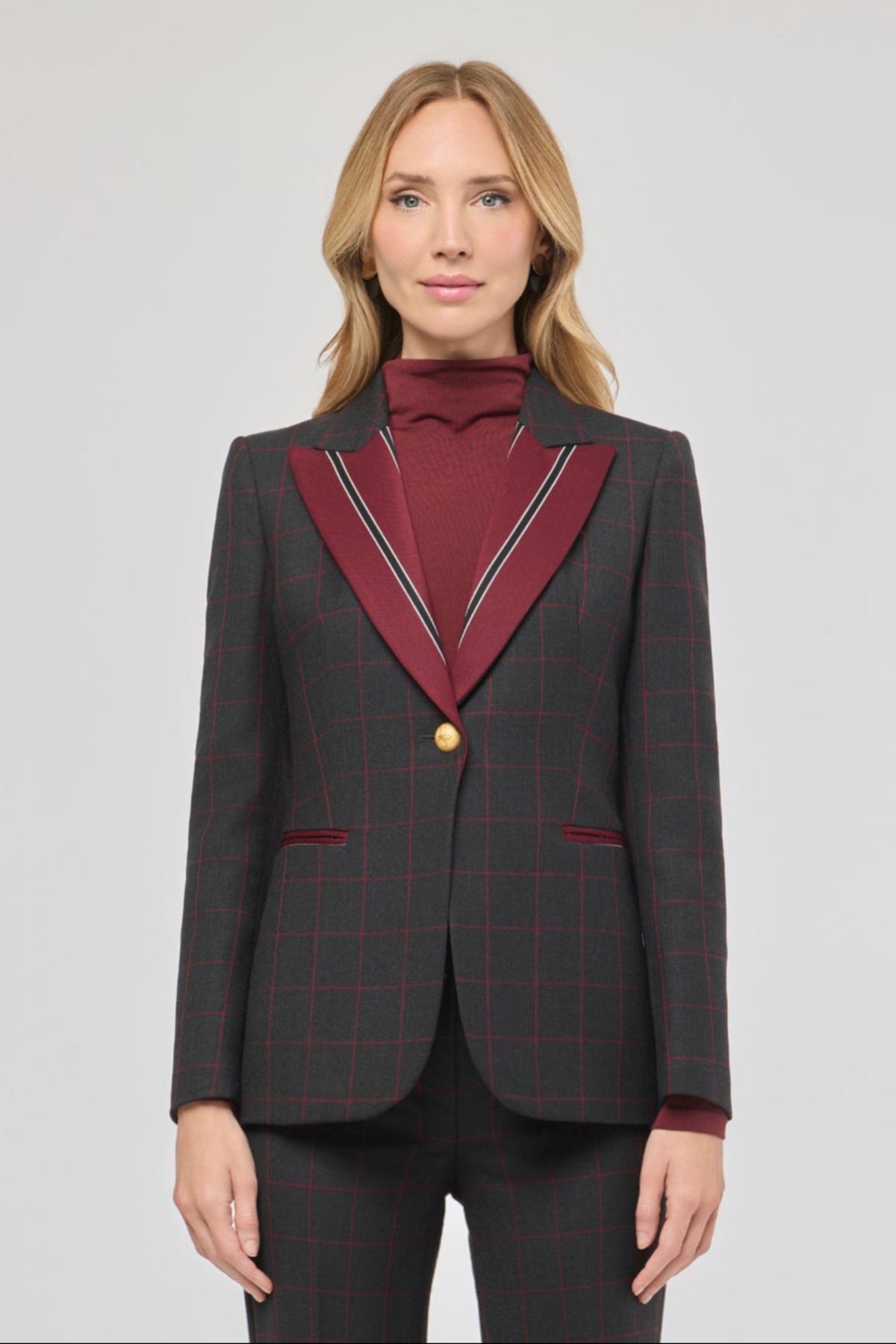 Blazer de lana con solapa en contraste Rowan de The Extreme Collection con diseño de líneas geométricas y solapas en tono burdeos.