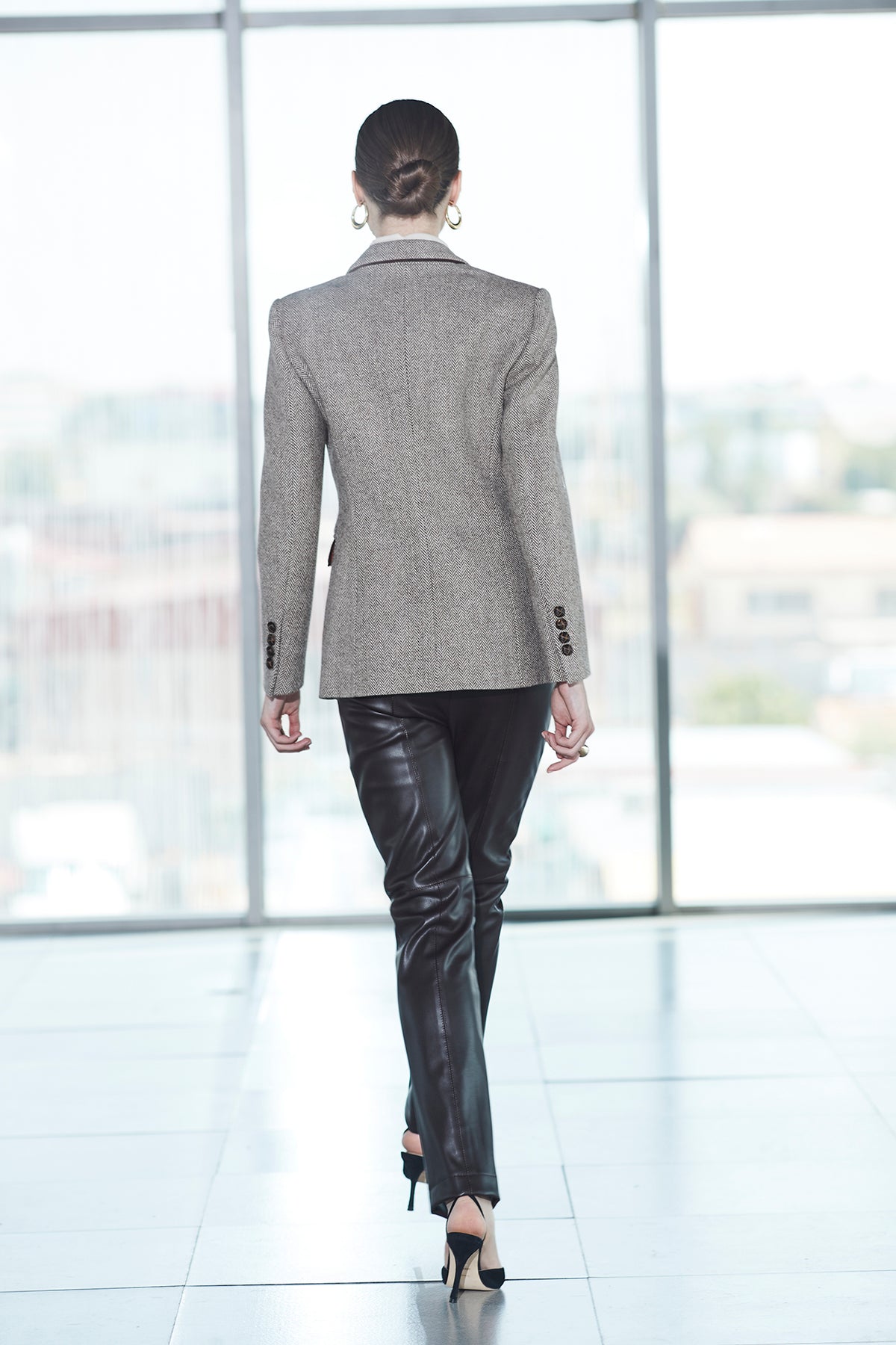 Pantalón de cintura alta pantalón ecopiel marrón con efecto piel y un profundo tono sofisticado. Audacia, elegancia y diseño moderno.