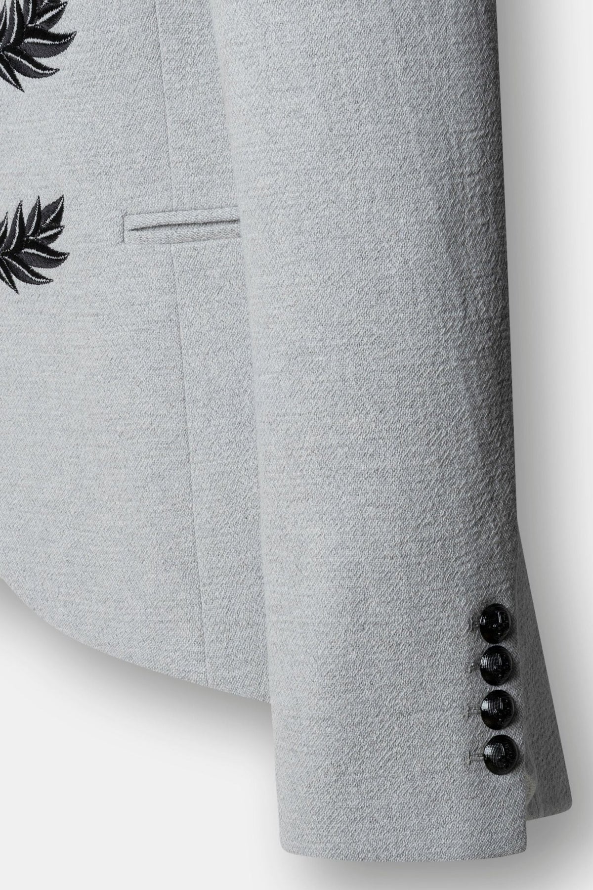 Blazer levita bordada gris perla Renata Cipriani de corte largo con cuello mao en satén negro, bordado en espiga y forro vibrante. Lujo artesanal.