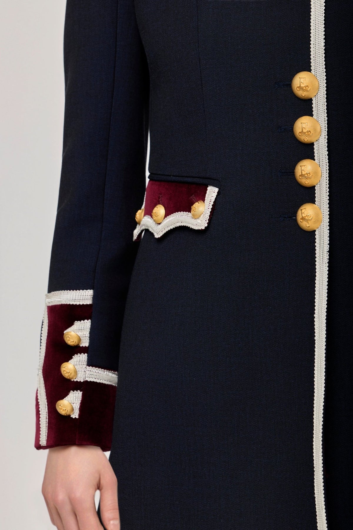 Blazer larga con detalles de terciopelo Bowie de The Extreme Collection en color marino con ribetes de terciopelo burdeos y detalles metálicos.