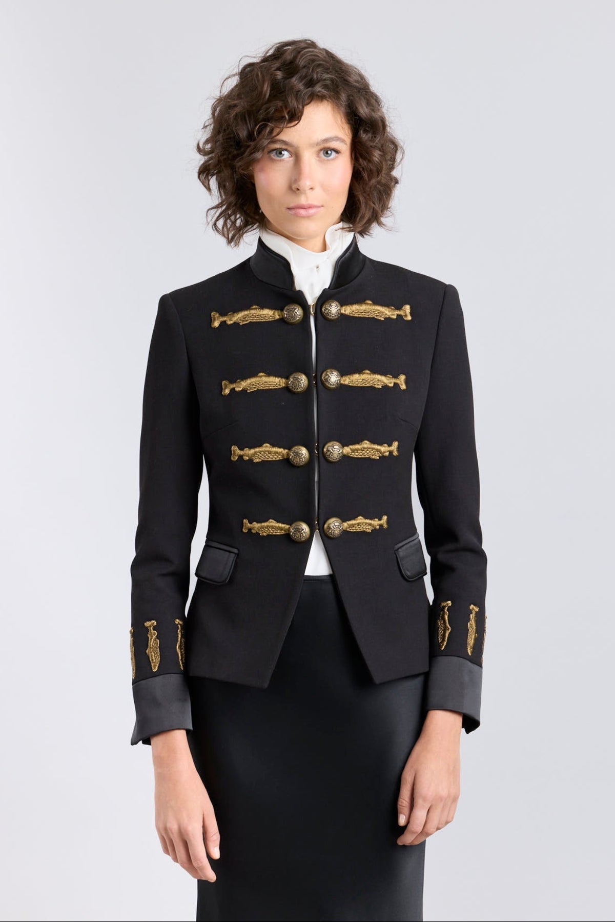 Blazer militar negro Nuvola con cuello mao y bordado de peces en hilo oro viejo.