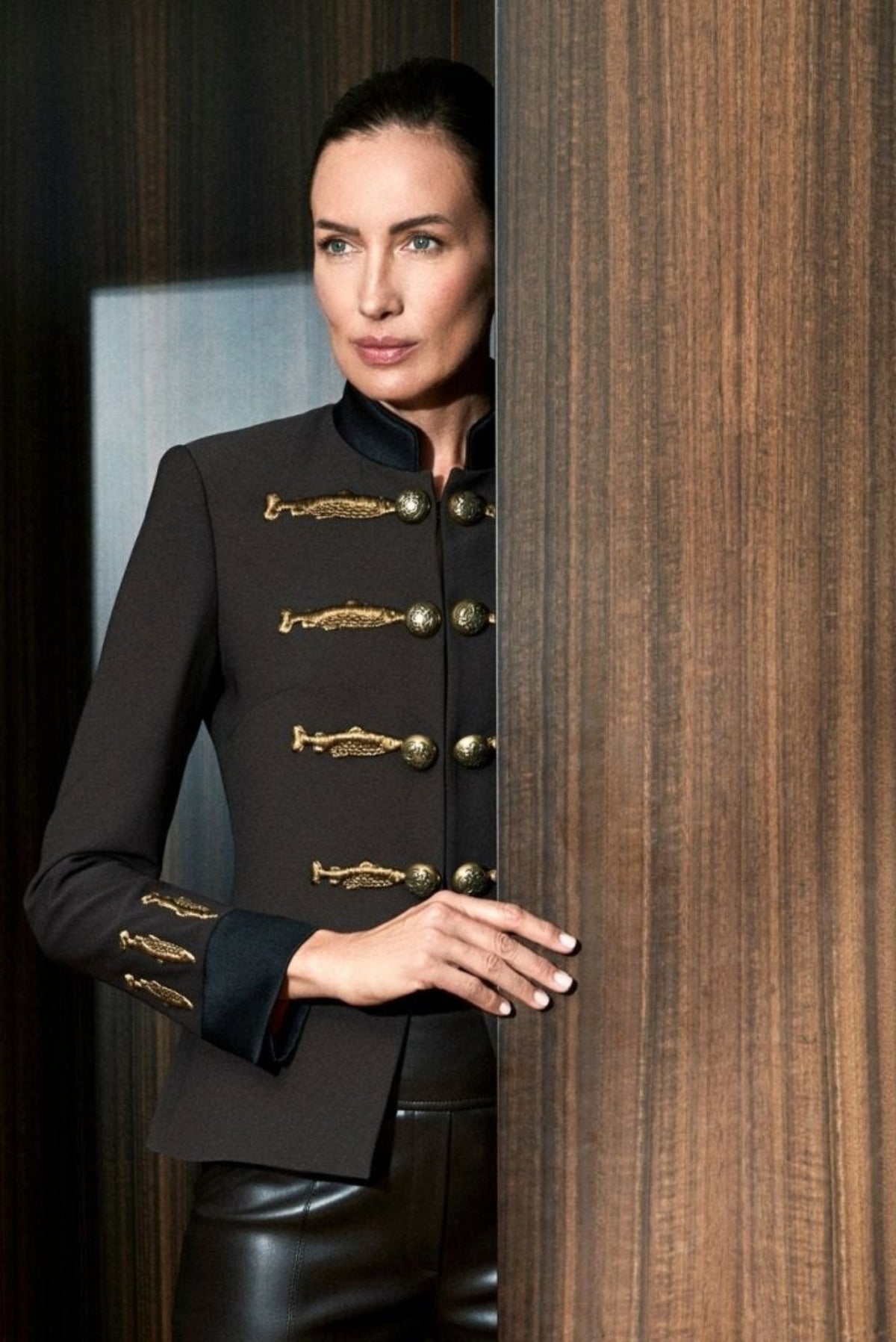 Blazer militar marrón Nuvola en tono cacao con hombros definidos, cuello mao y bordados en oro viejo.
