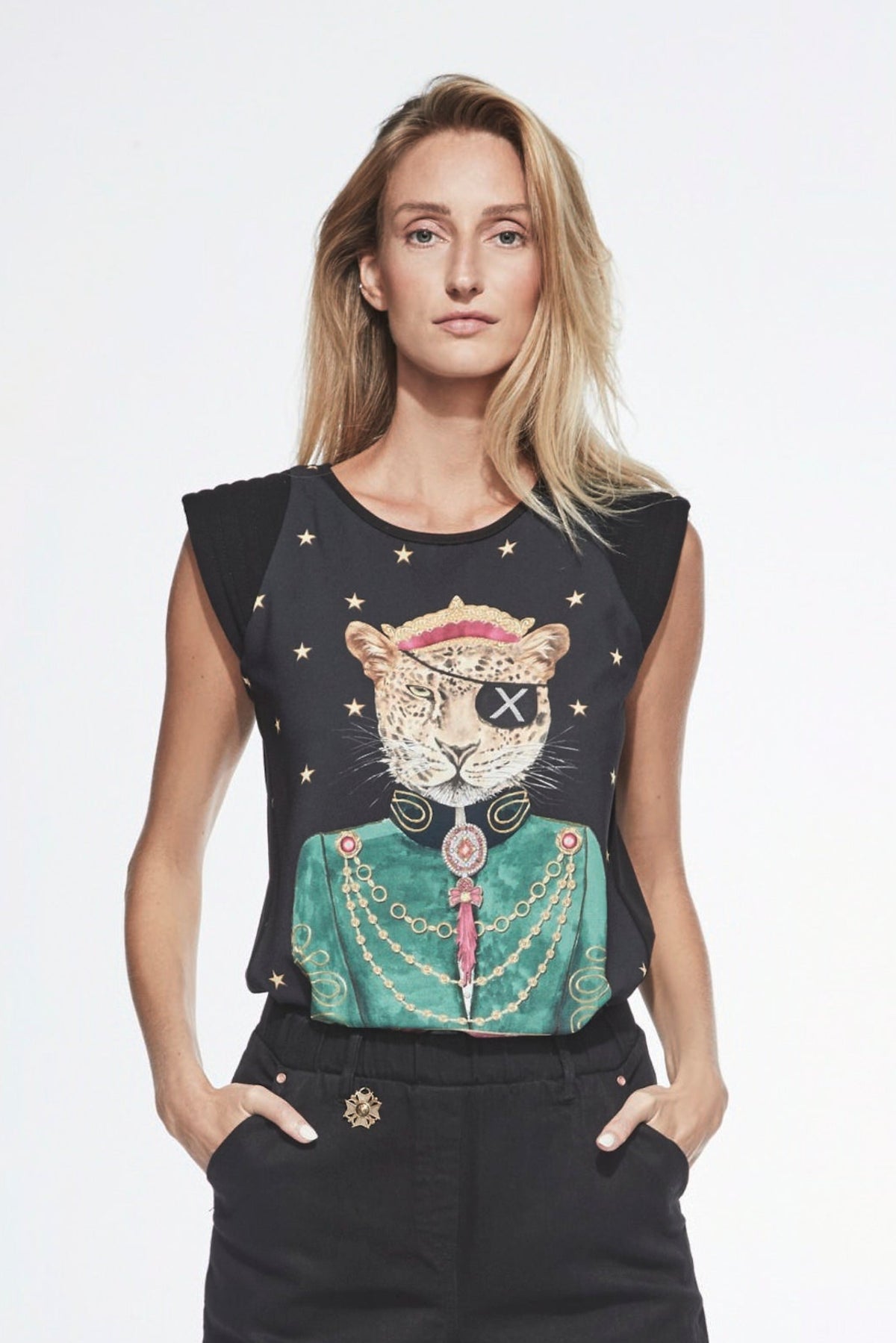 Camiseta estampada negra de edición limitada Anne Bonny con diseño de gata aristócrata.