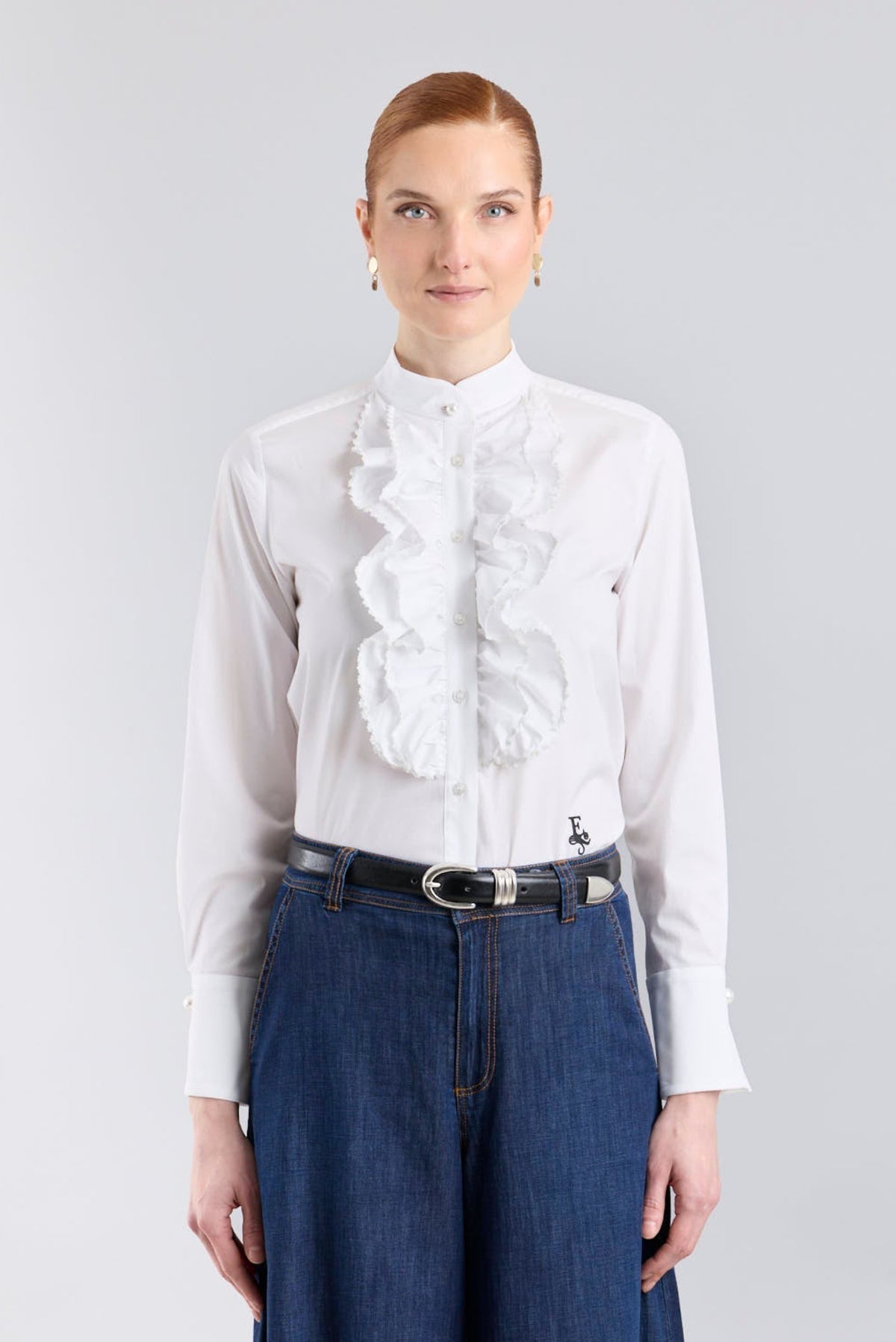 Camisa blanca modelo Dominique con volantes en la pechera y cuello mao de The Extreme Collection.