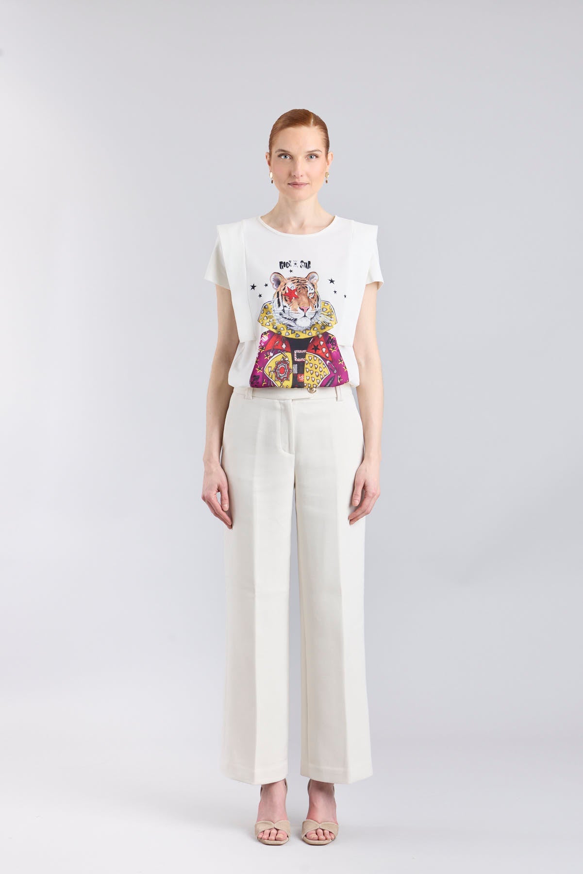 Camiseta blanca con estampado de tigre Rock Star y estrellas de The Extreme Collection.