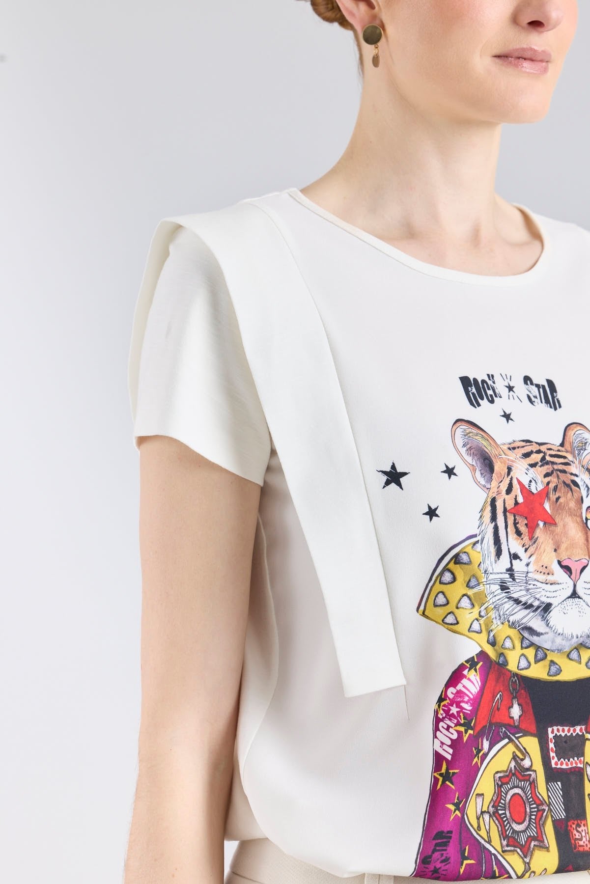 Camiseta blanca con estampado de tigre Rock Star y estrellas de The Extreme Collection.