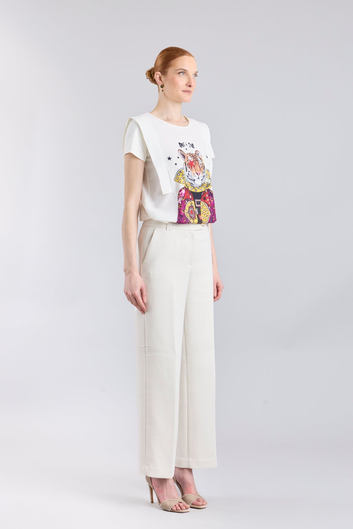 Camiseta blanca con estampado de tigre Rock Star y estrellas de The Extreme Collection.