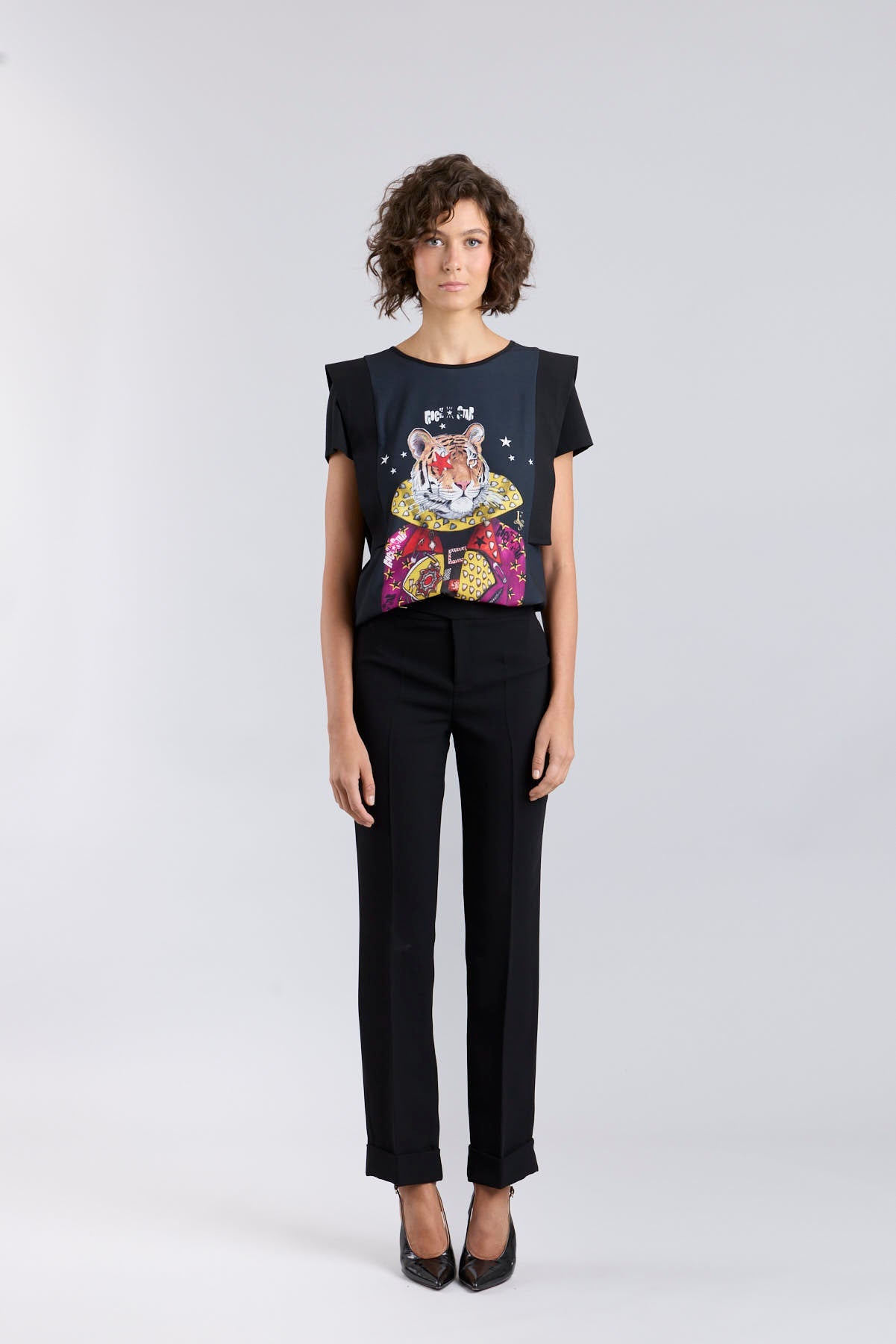 Camiseta negra con estampado central de tigre y estrellas modelo Rock Star de The Extreme Collection.