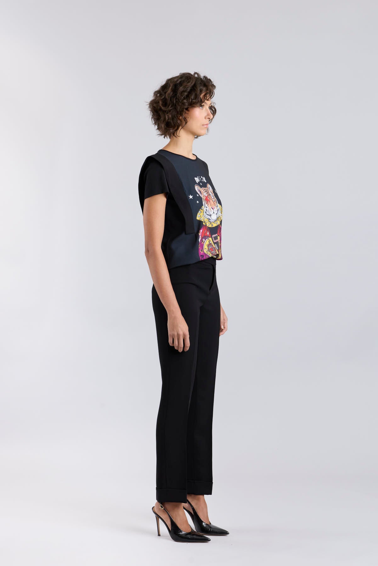 Camiseta negra con estampado central de tigre y estrellas modelo Rock Star de The Extreme Collection.