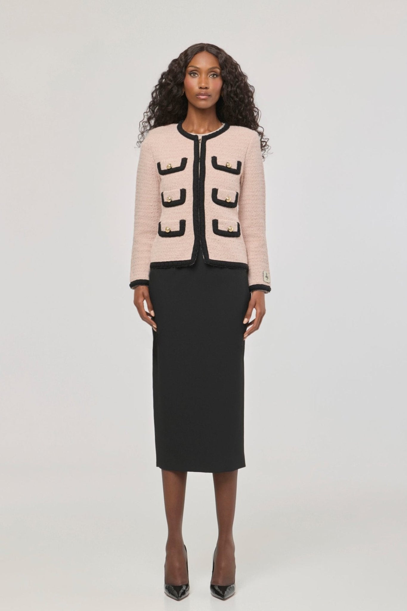 Chaqueta corta de punto rosa para mujer Preston, con ribetes negros en contraste y botones dorados.