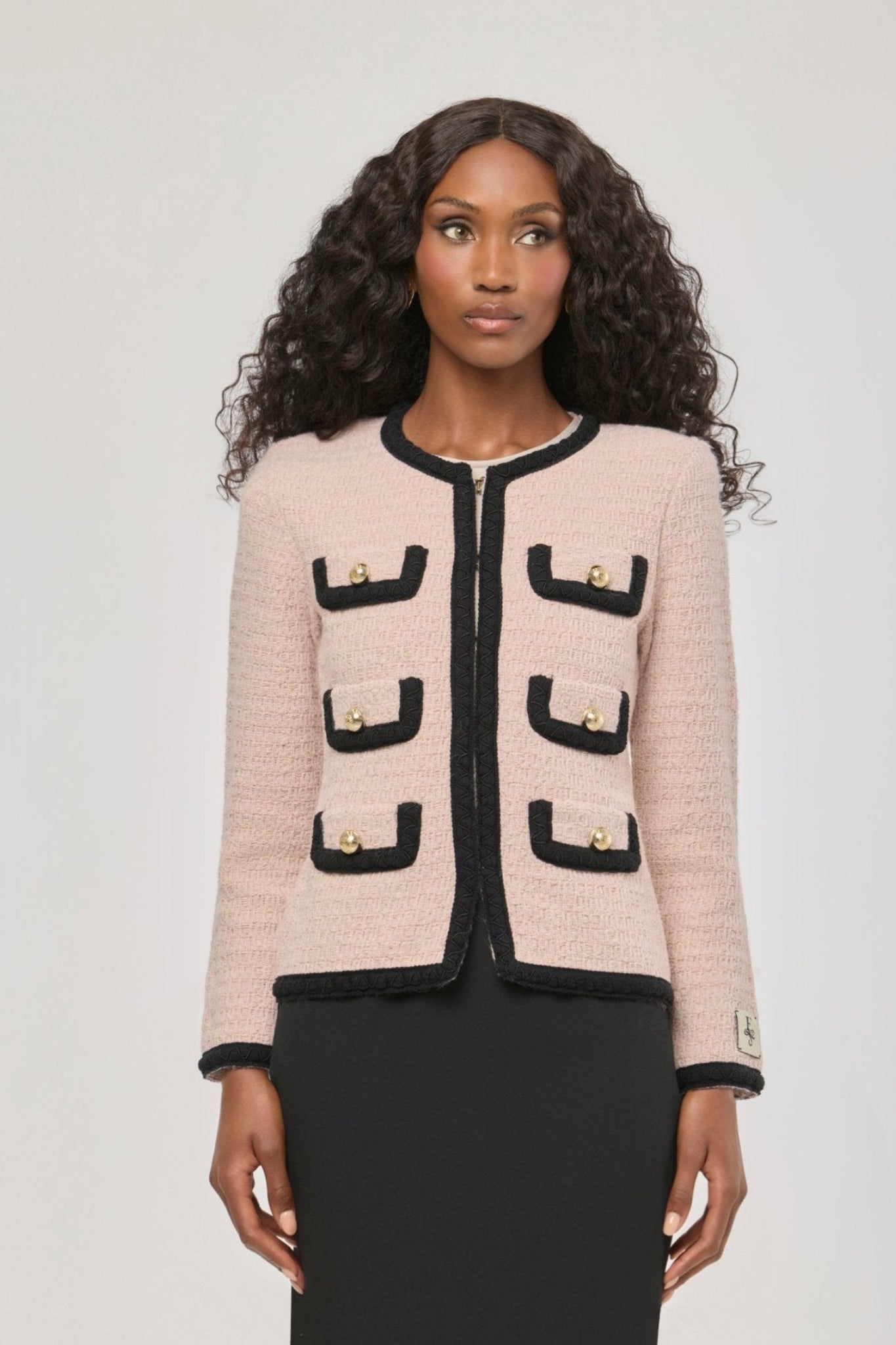 Chaqueta corta de punto rosa para mujer Preston, con ribetes negros en contraste y botones dorados.