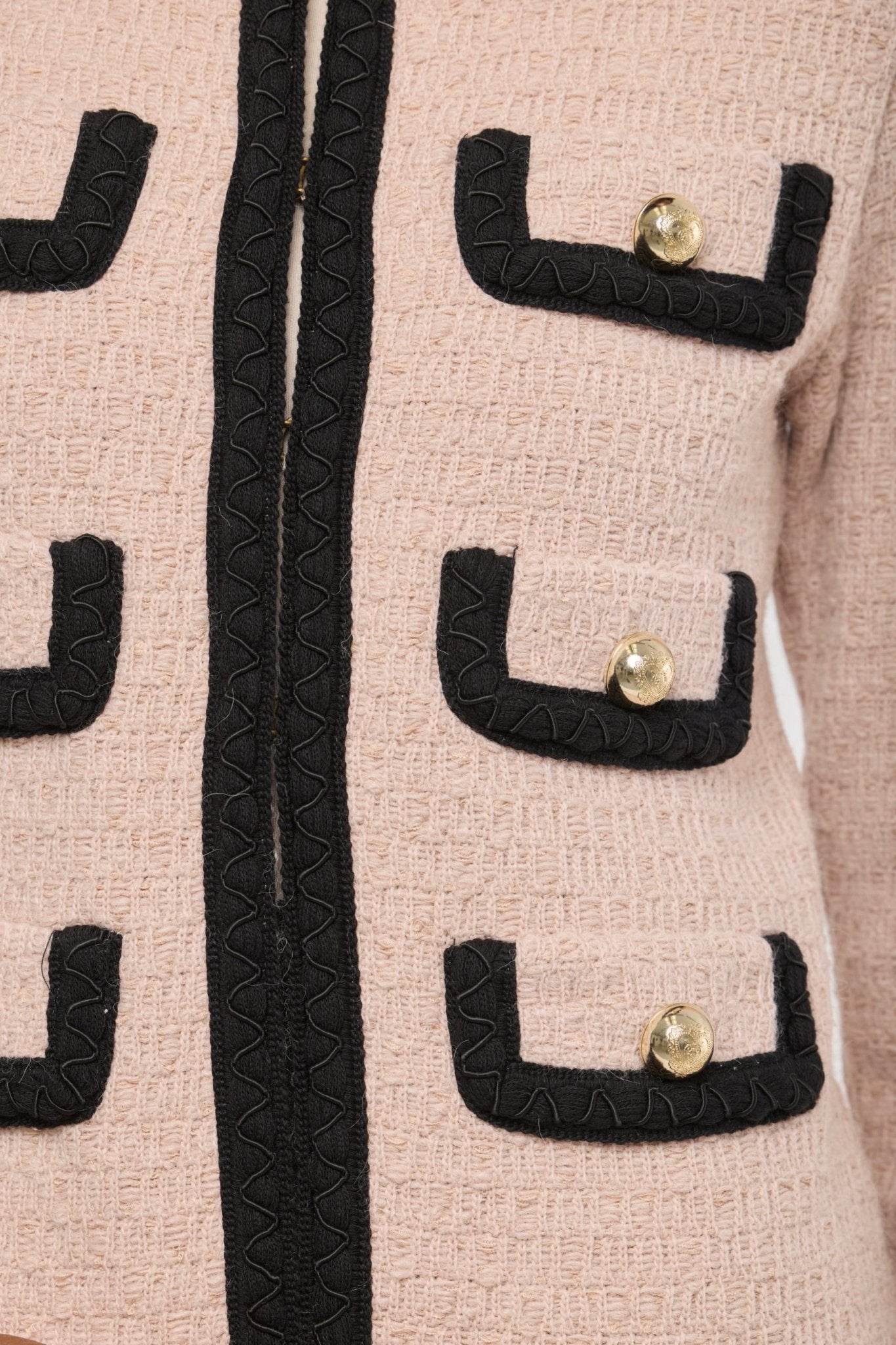 Chaqueta corta de punto rosa para mujer Preston, con ribetes negros en contraste y botones dorados.