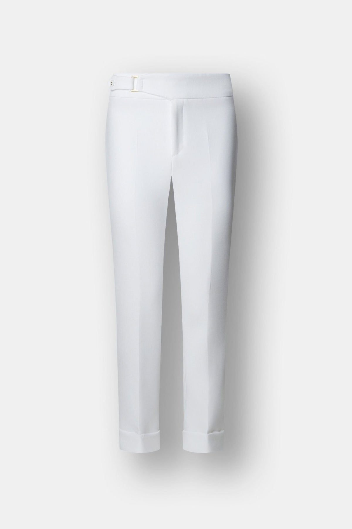 Pantalón hebilla blanco Atelier de corte recto con raya marcada y detalle de hebilla dorada. Sastrería elegante y sofisticada.