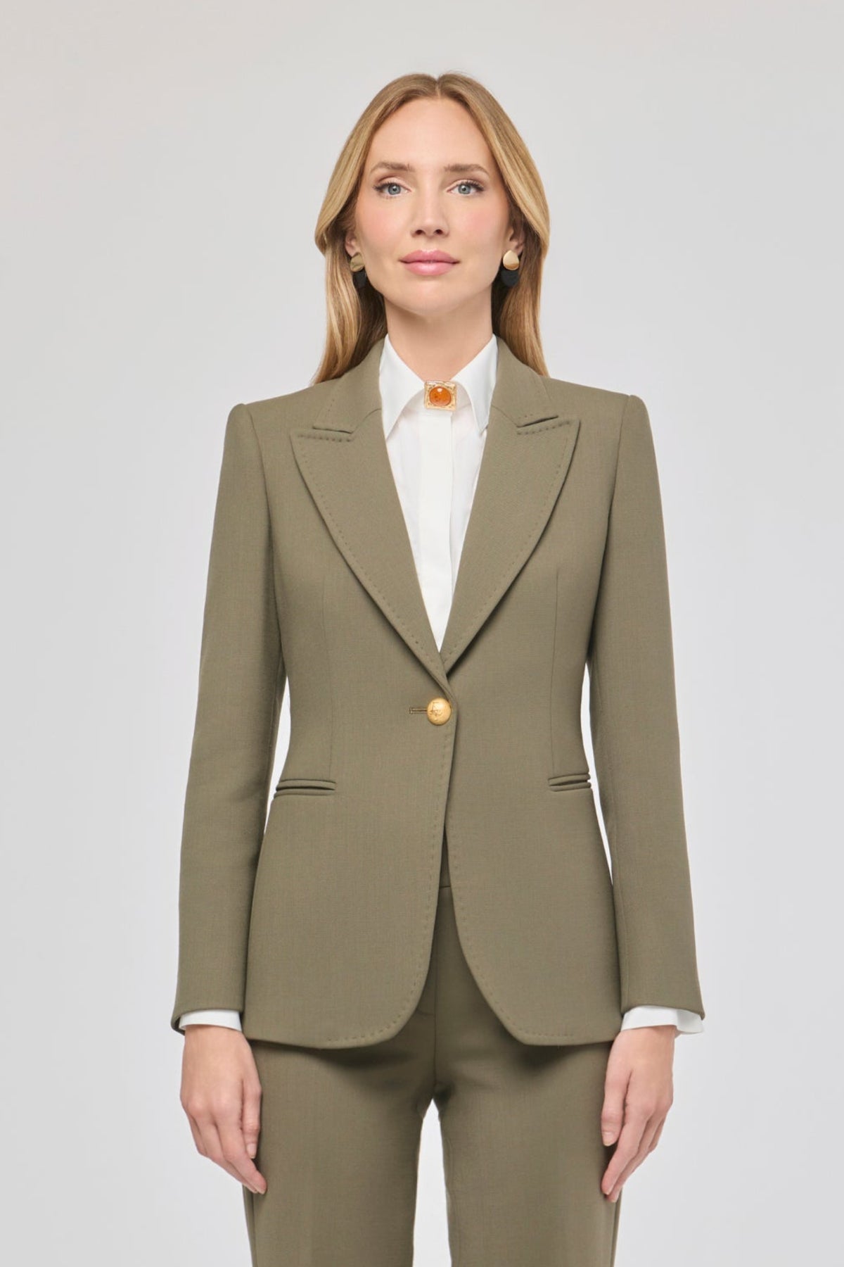 Blazer entallada verde Garcia Vintage 01 de The Extreme Collection en color verde con detalle de solapa picada.