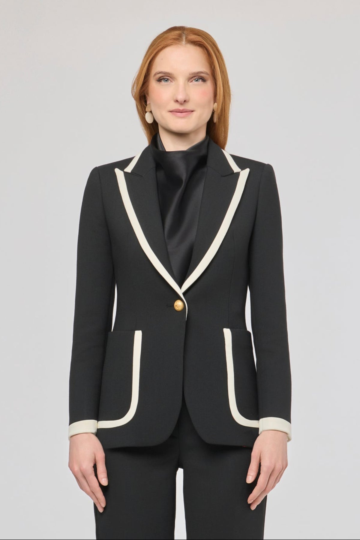 Blazer negra con ribetes en contraste Laurent de The Extreme Collection en elegante color negro con ribetes blancos y botones dorados.