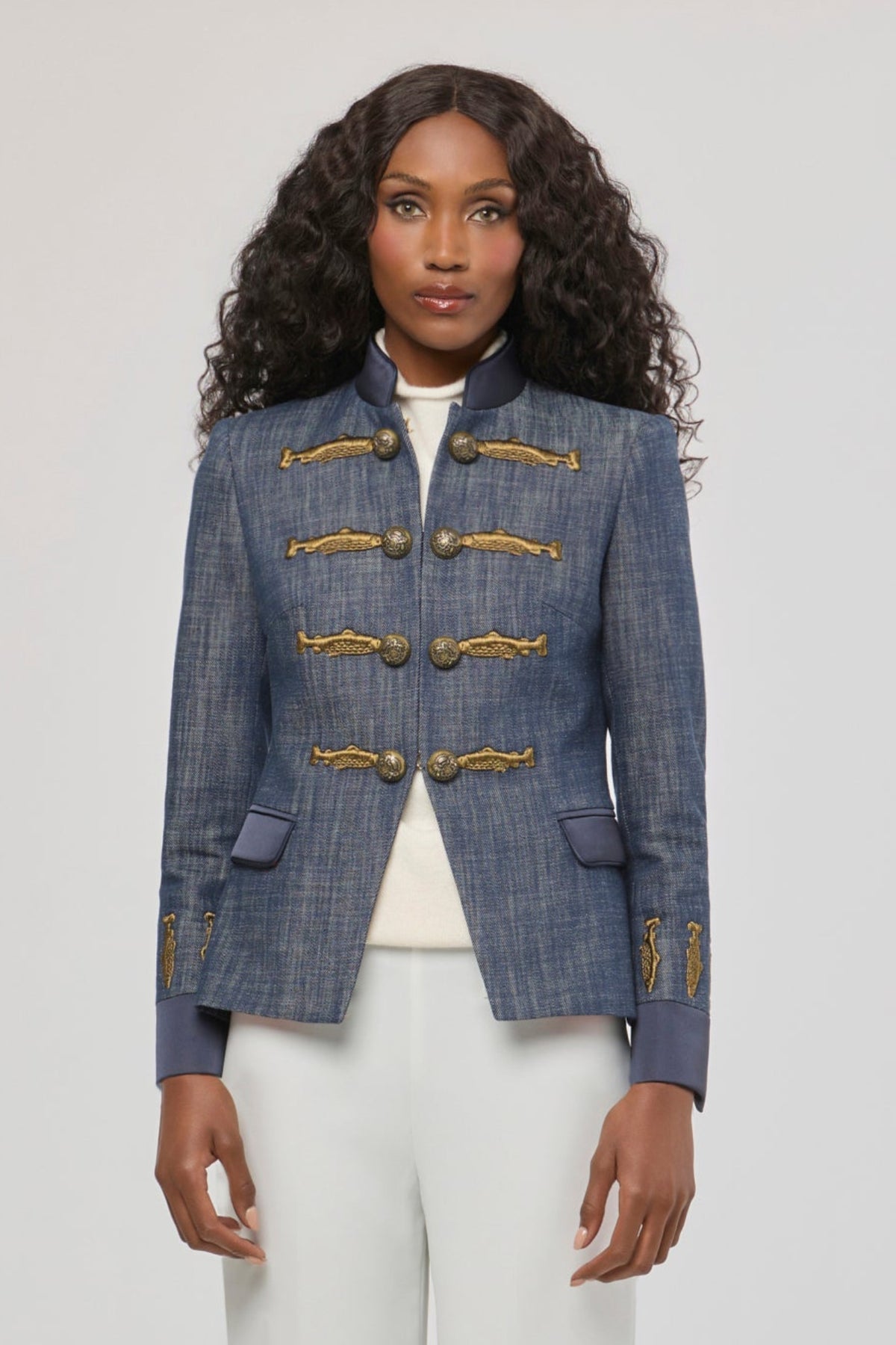 Blazer denim con bordados Nuvola Denim de The Extreme Collection confeccionada en tejido denim de 100% algodón con bordados dorados.