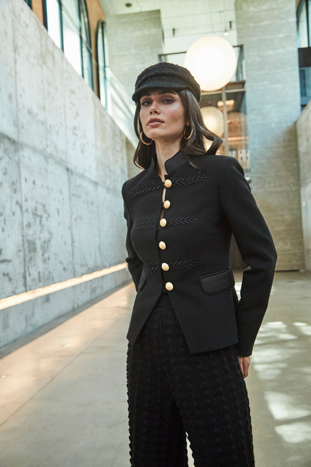 Blazer militar bordada negro Renata 01 con bordado en espiga, cuello mao de satén y botones dorados.