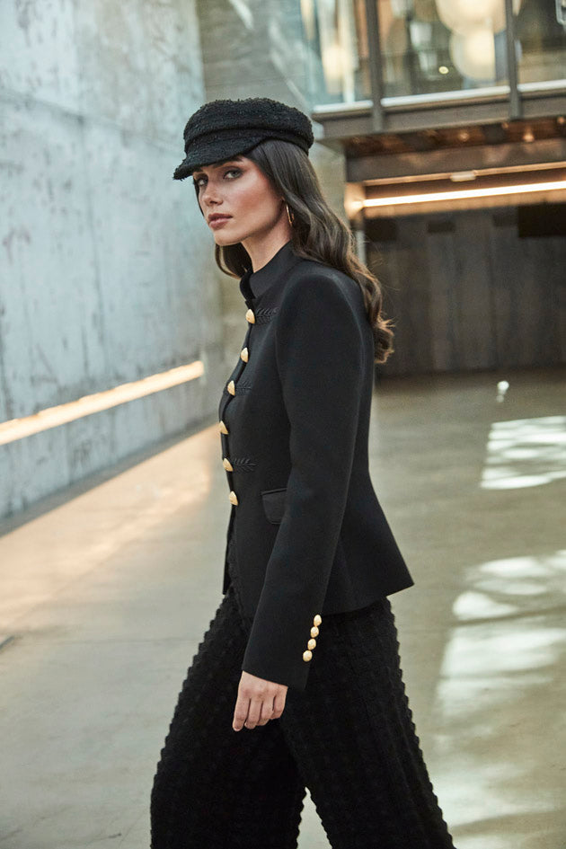 Blazer militar bordada negro Renata 01 con bordado en espiga, cuello mao de satén y botones dorados.