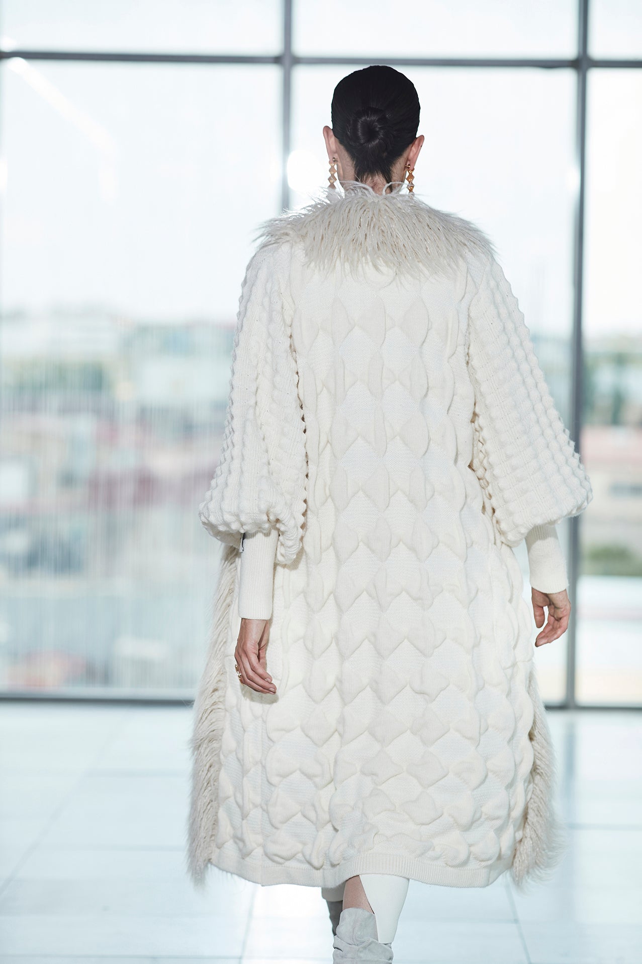 CARDIGAN LARGO CON PELO MARFIL GUSTAVE