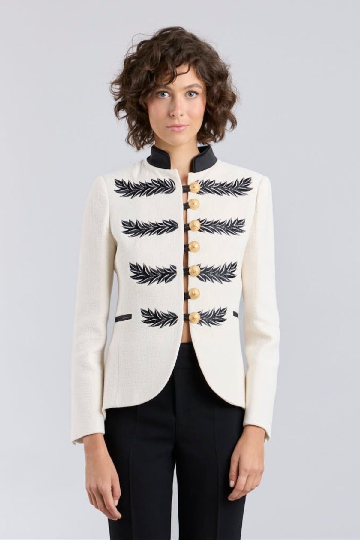 Blazer bordada blanco roto Renata Love con cuello mao y botones dorados.