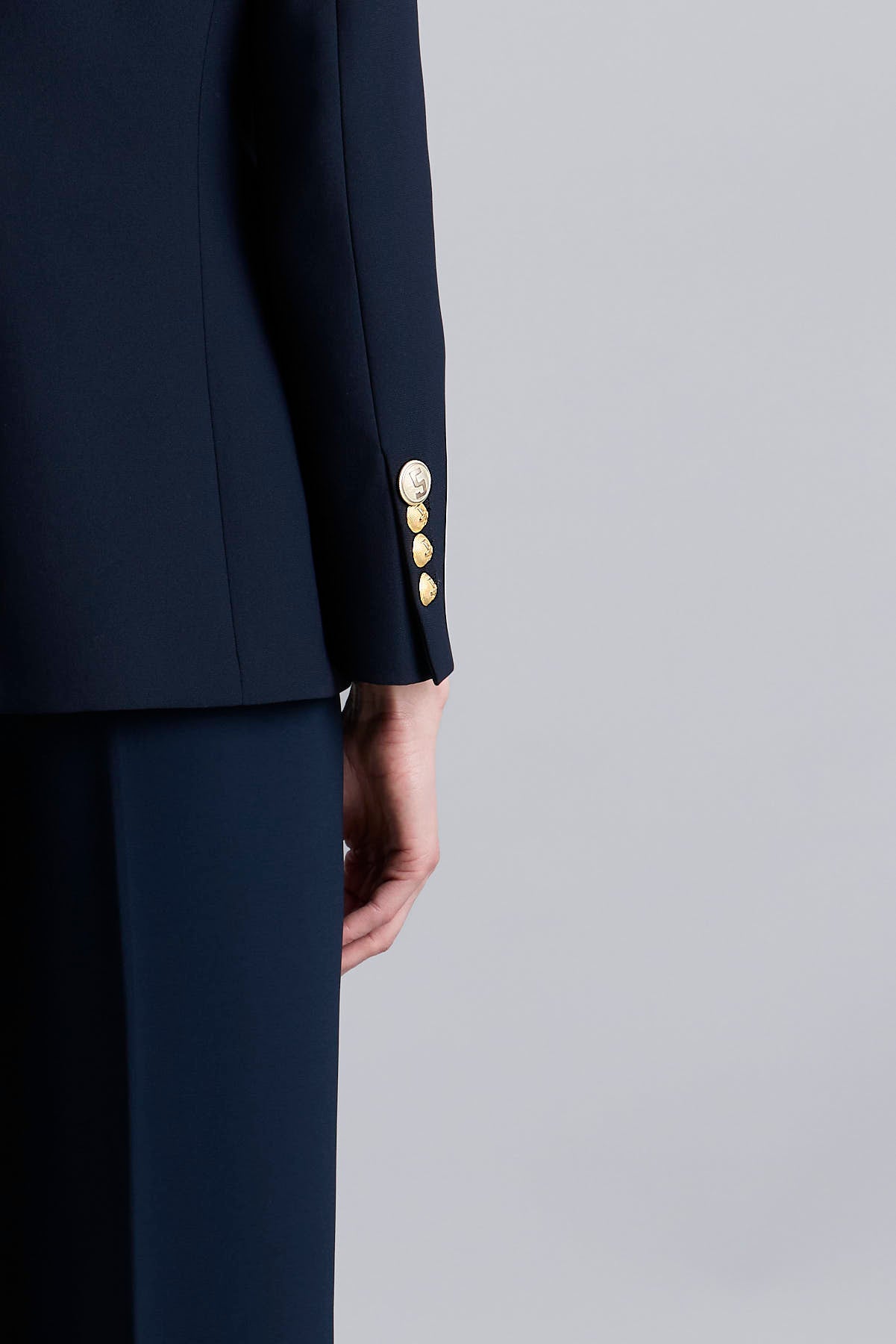 Chaqueta militar mujer azul marino Manhattan en crepe con cuello mao, botones metálicos y bordado artesanal del número 5.