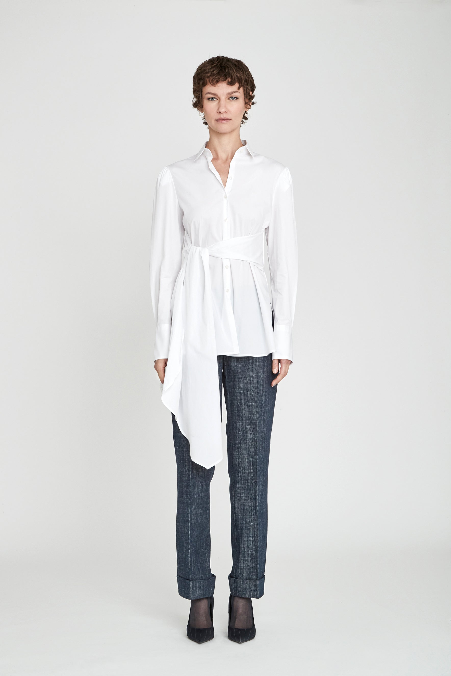 Camisa blanca con lazada Theodore de The Extreme Collection en color blanco con elegante lazada lateral y puños estructurados.