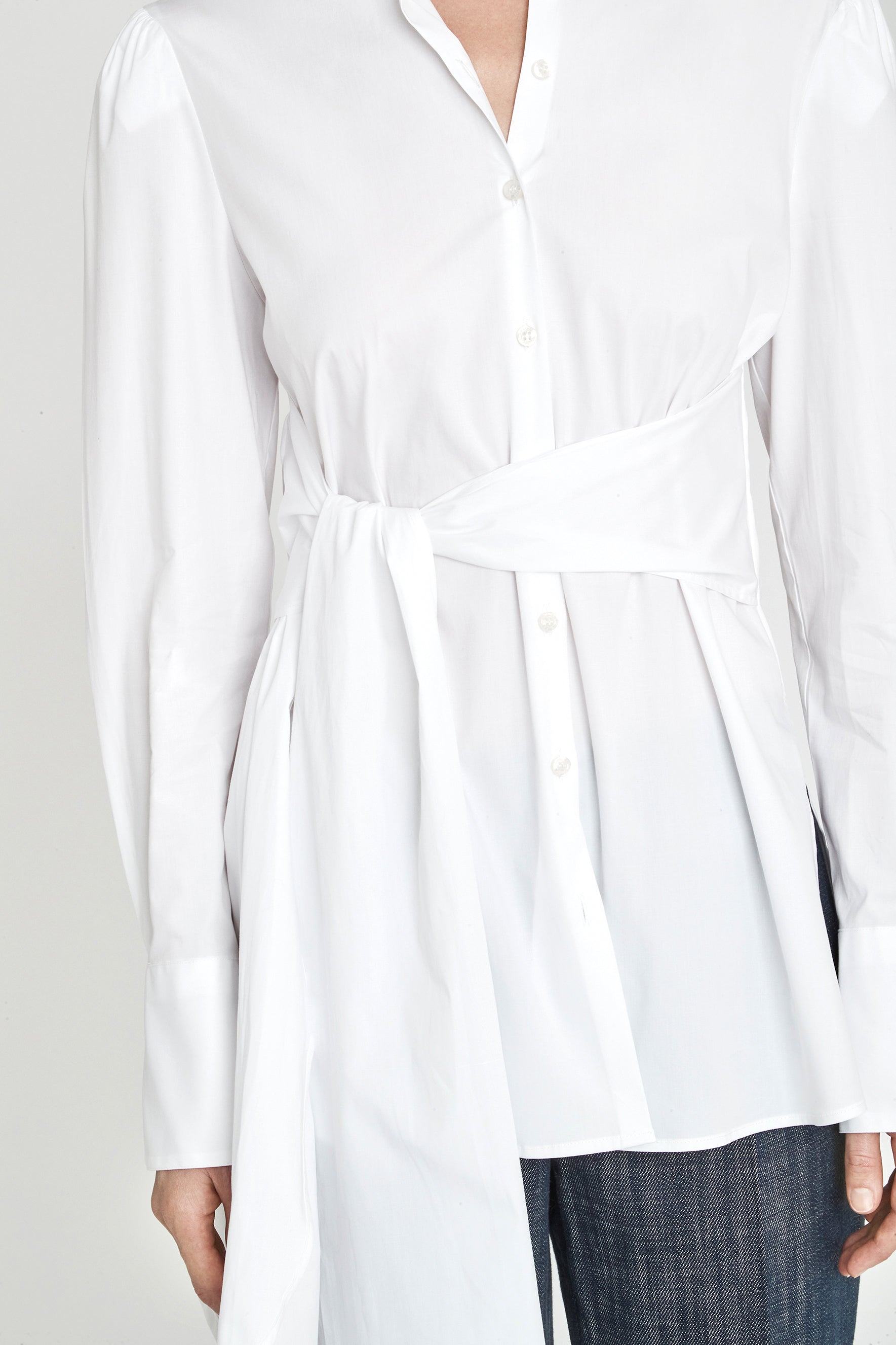 Camisa blanca con lazada Theodore de The Extreme Collection en color blanco con elegante lazada lateral y puños estructurados.