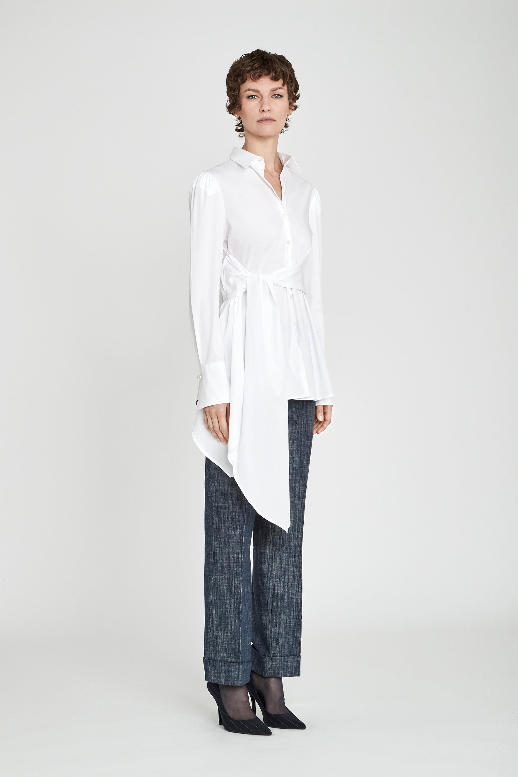 Camisa blanca con lazada Theodore de The Extreme Collection en color blanco con elegante lazada lateral y puños estructurados.