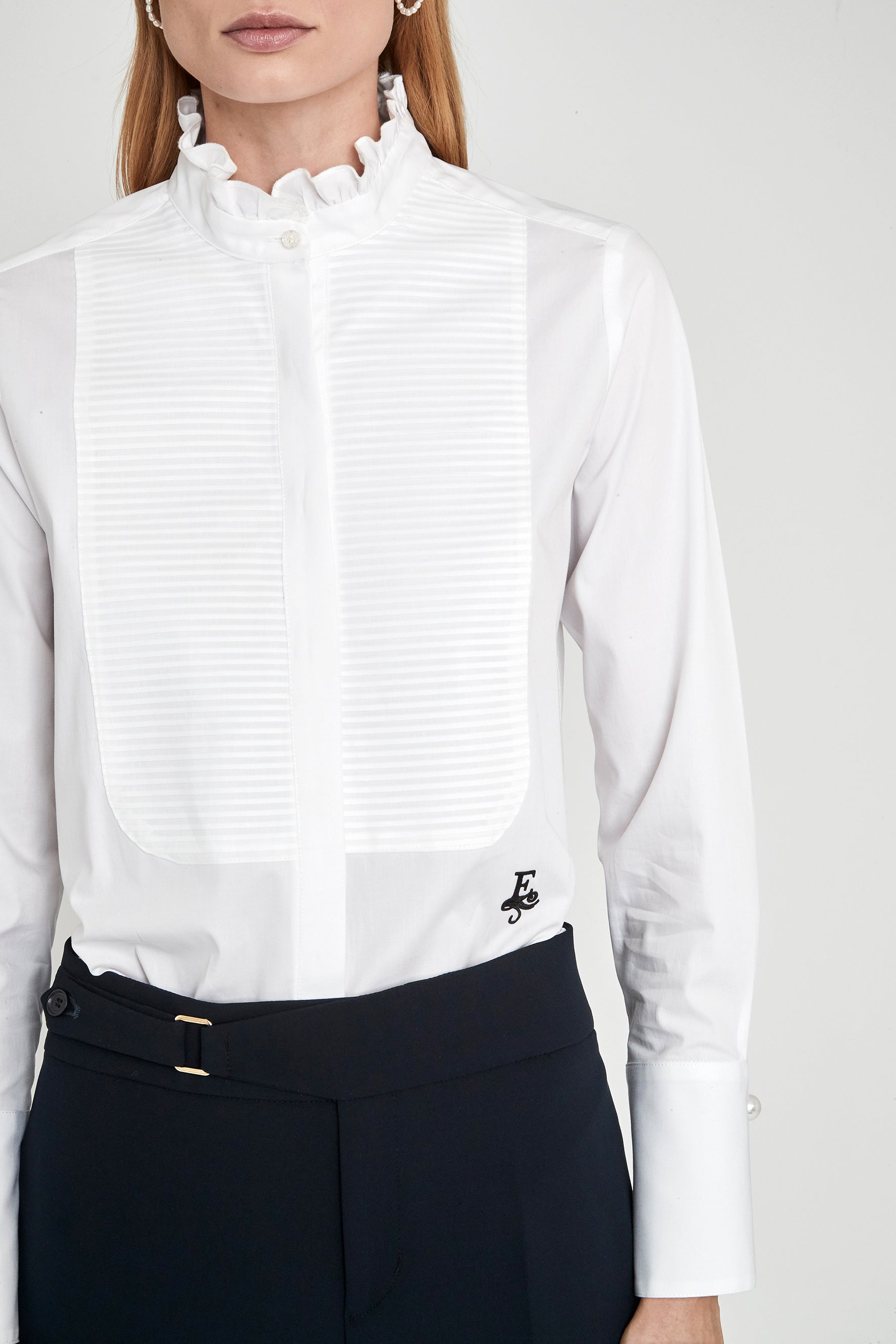 Camisa blanca con jareta Duncan de The Extreme Collection en color blanco con jaretas frontales, cuello con volantes y puños estructurados.