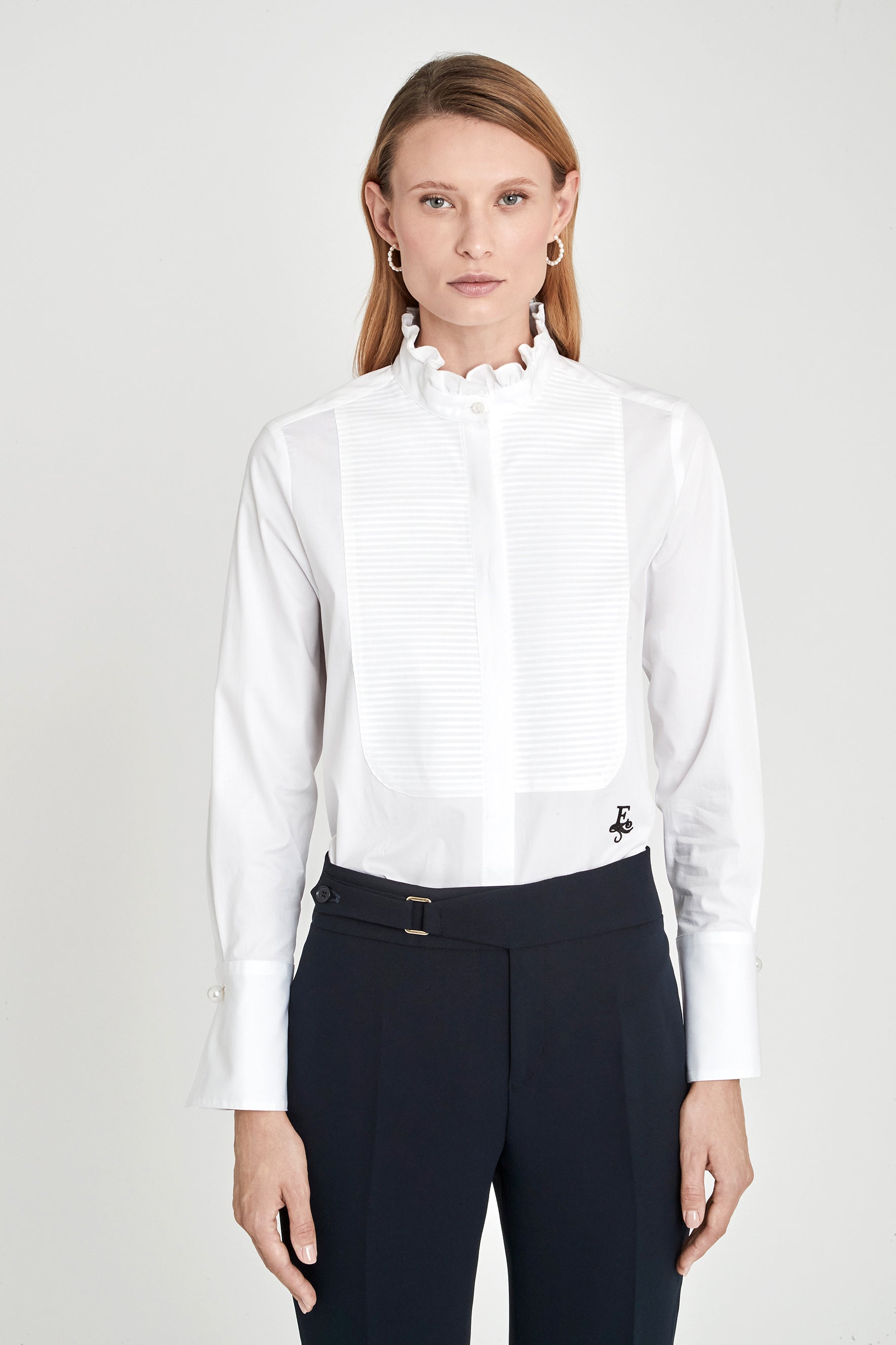 Camisa blanca con jareta Duncan de The Extreme Collection en color blanco con jaretas frontales, cuello con volantes y puños estructurados.