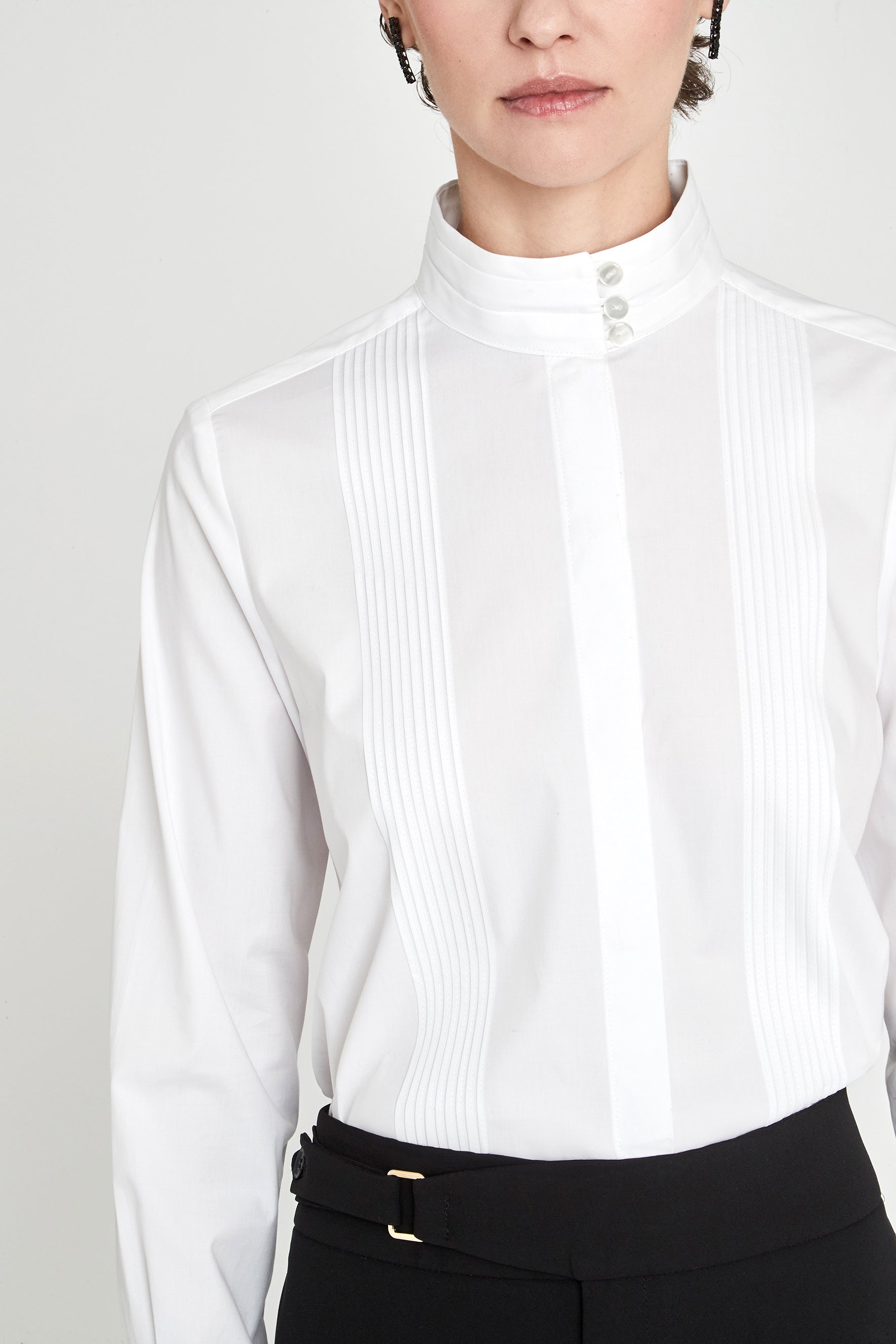 Camisa  blanca cuello mao y jaretas Simone de The Extreme Collection en color blanco con cuello mao, detalles de jaretas frontales y puños estructurados.