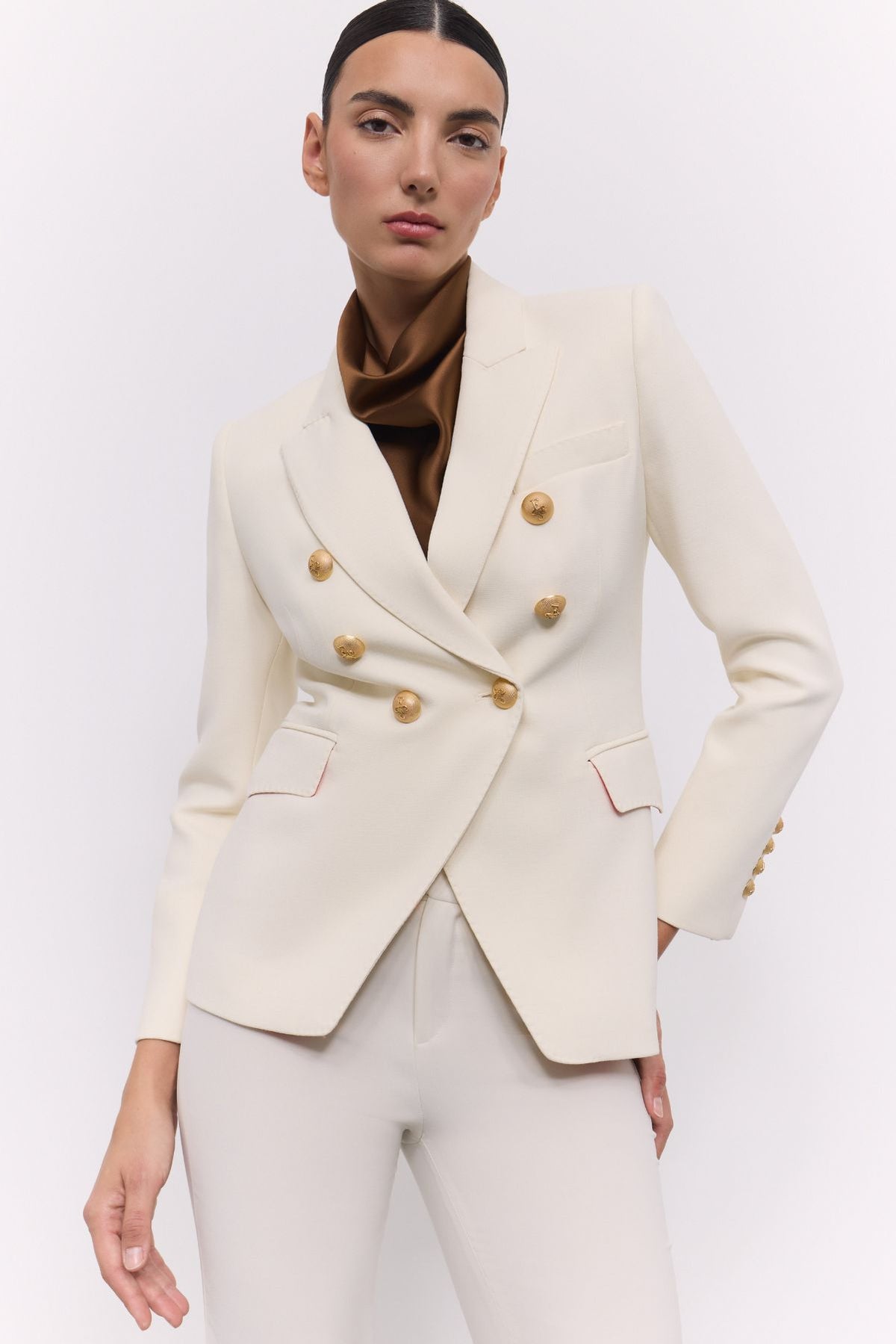 Blazer cruzada blanca Garcia Vintage 02 de The Extreme Collection con detalle de picado en solapa y bolsillos.