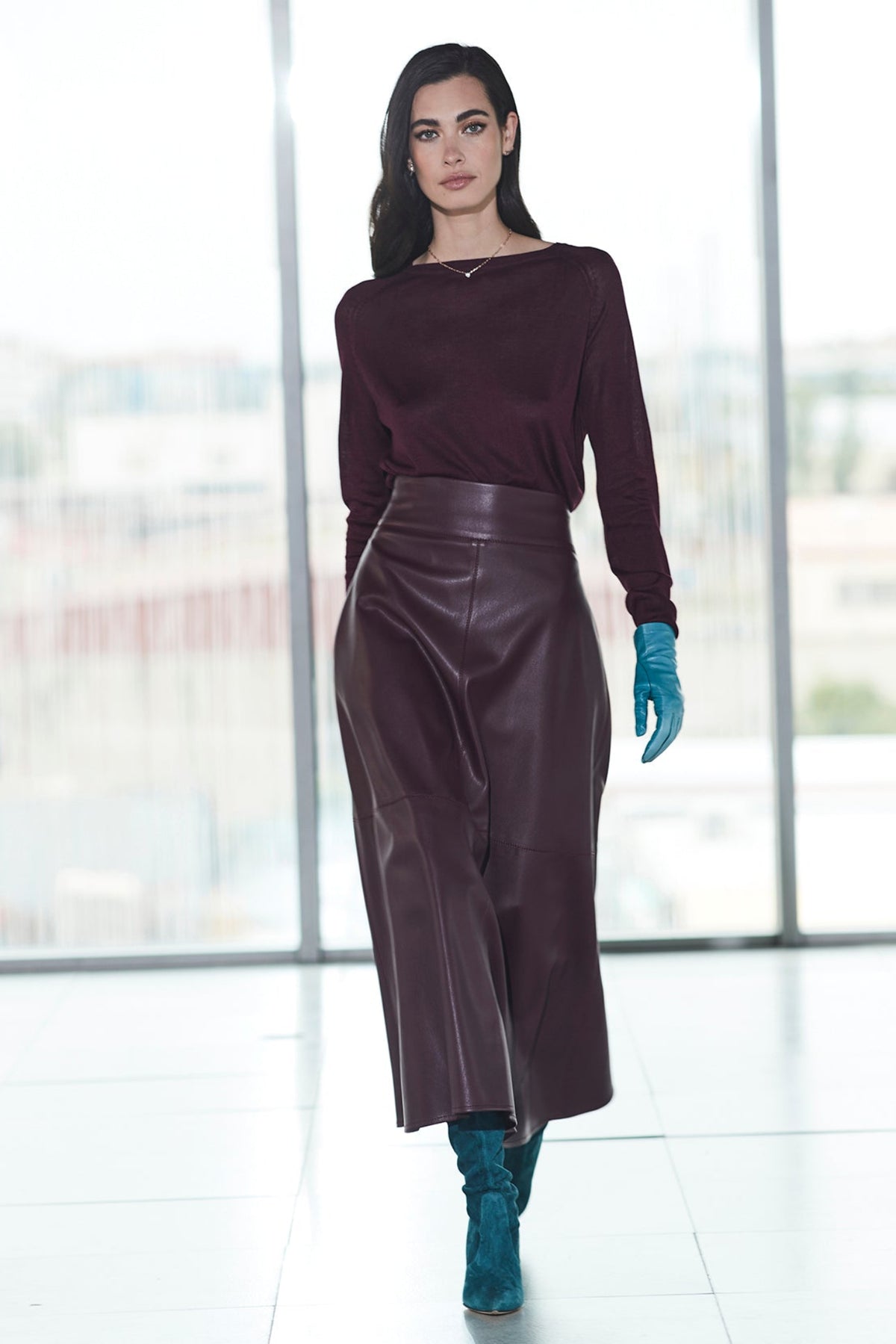 Falda midi ecopiel granate de cintura alta con efecto piel y un cautivador tono profundo. Elegancia, audacia y versatilidad.