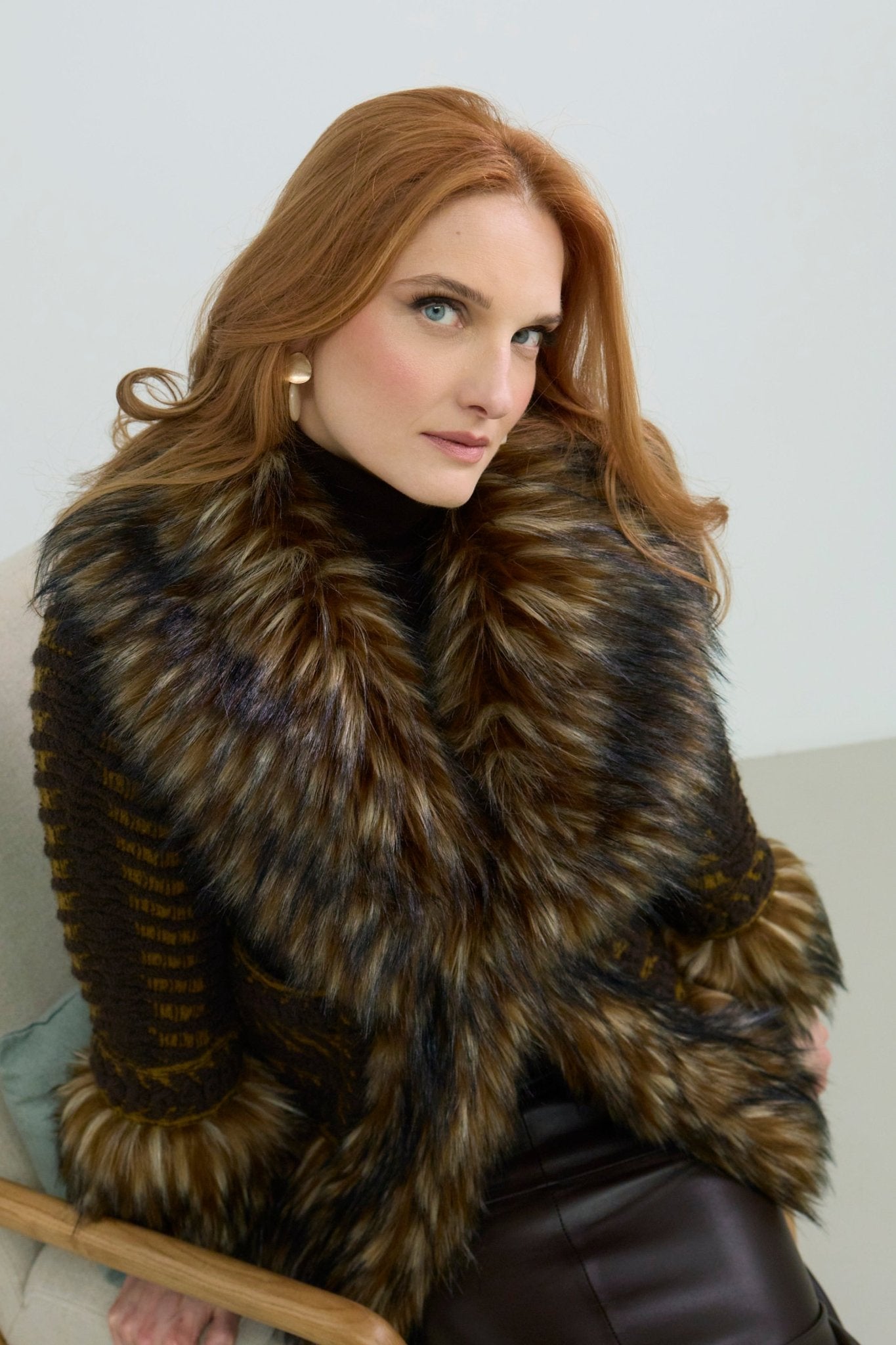 Abrigo corto de punto con pelo modelo Leonore, con base de tejido texturizado en tonos tierra y aplicaciones de pelo en cuello y puños.
