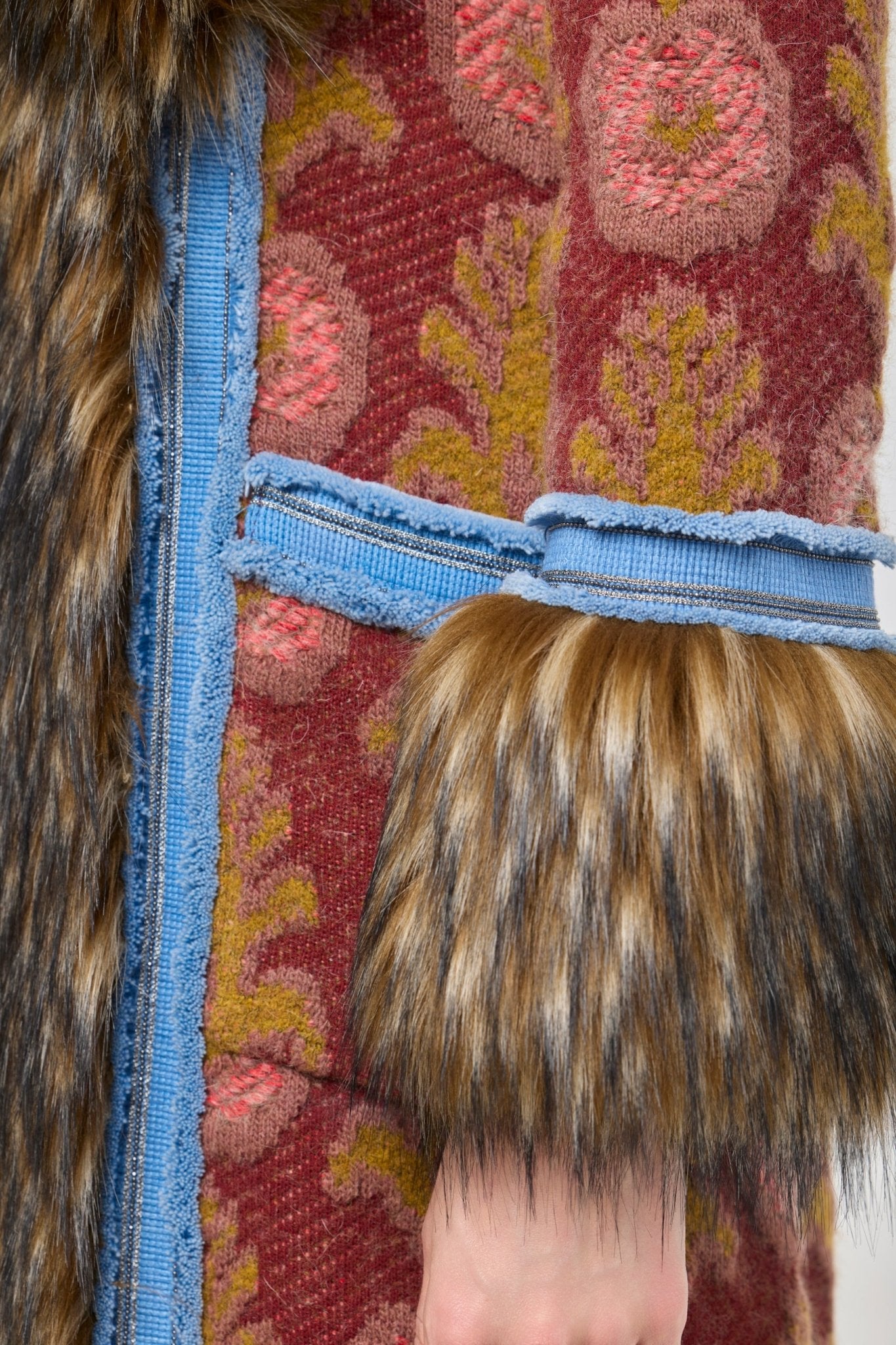 Abrigo largo de punto con pelo Piper, con base de jacquard de motivos florales, ribetes azules en contraste y aplicaciones de pelo.