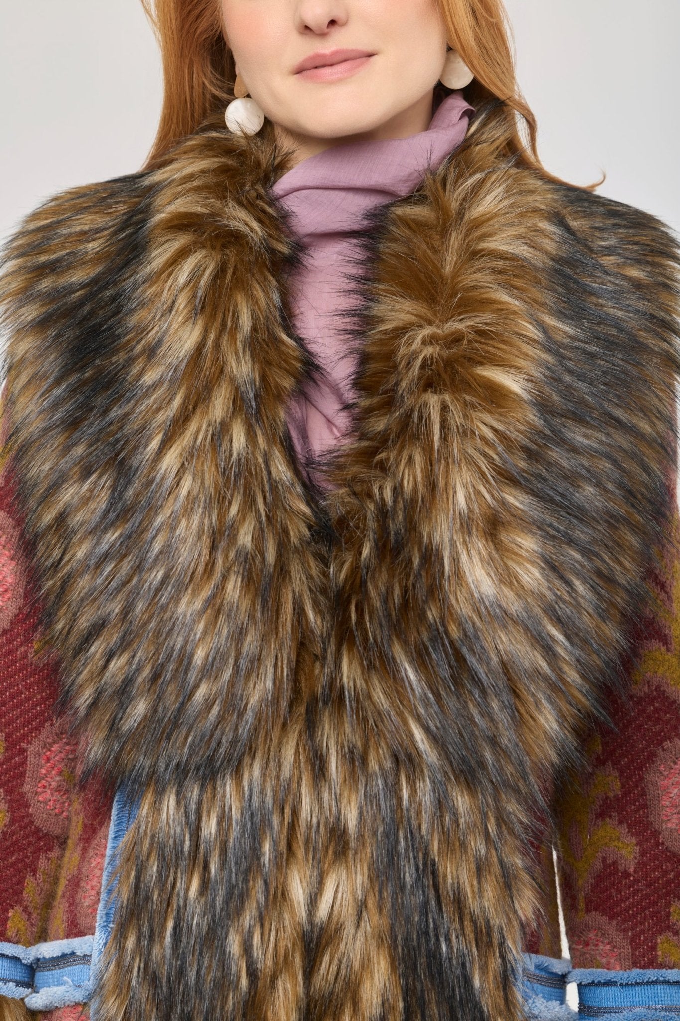 Abrigo largo de punto con pelo Piper, con base de jacquard de motivos florales, ribetes azules en contraste y aplicaciones de pelo.