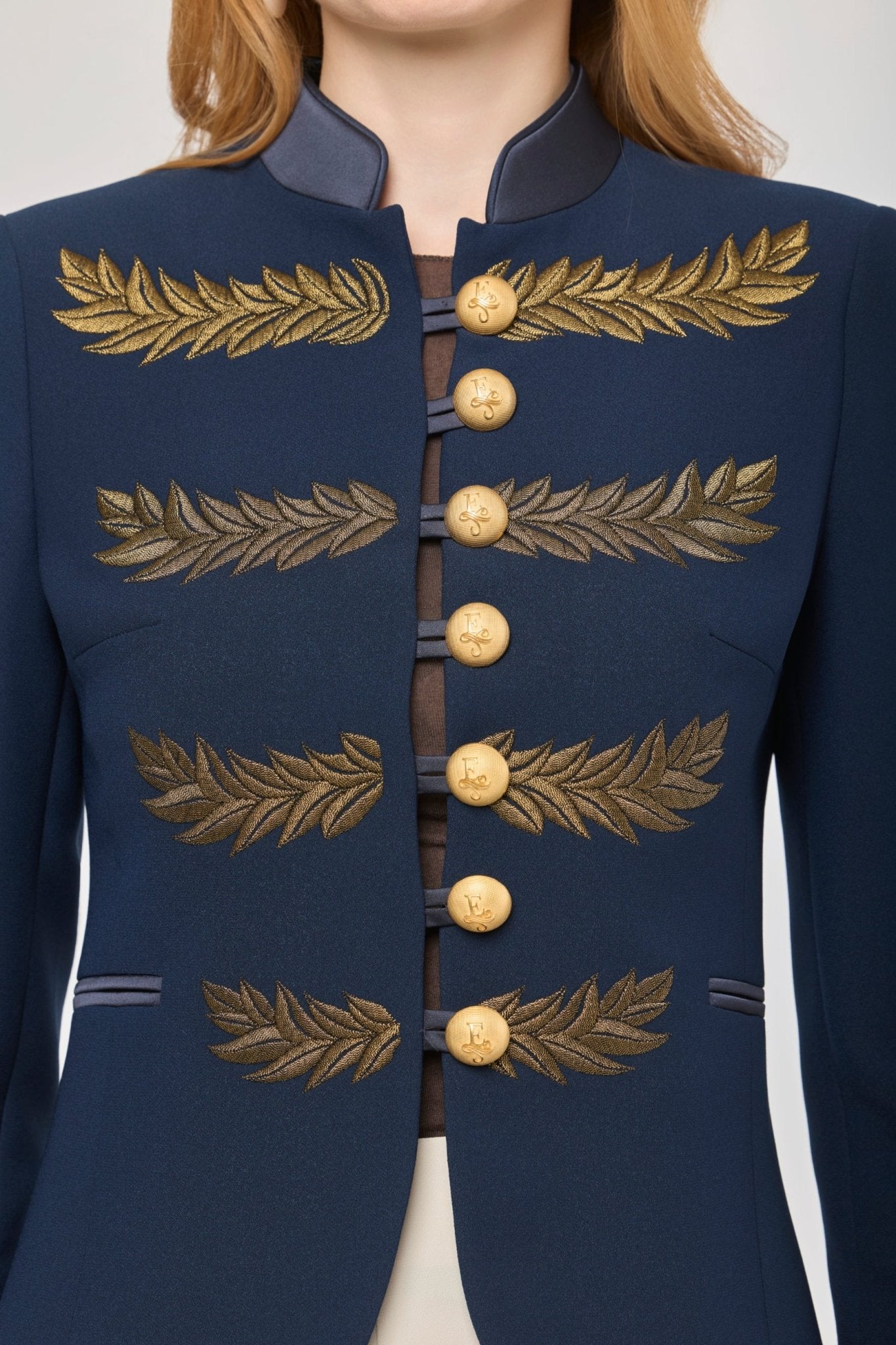 Blazer azul marino bordada Renata Love Gold de The Extreme Collection en color azul marino con detalles en hilo dorado.