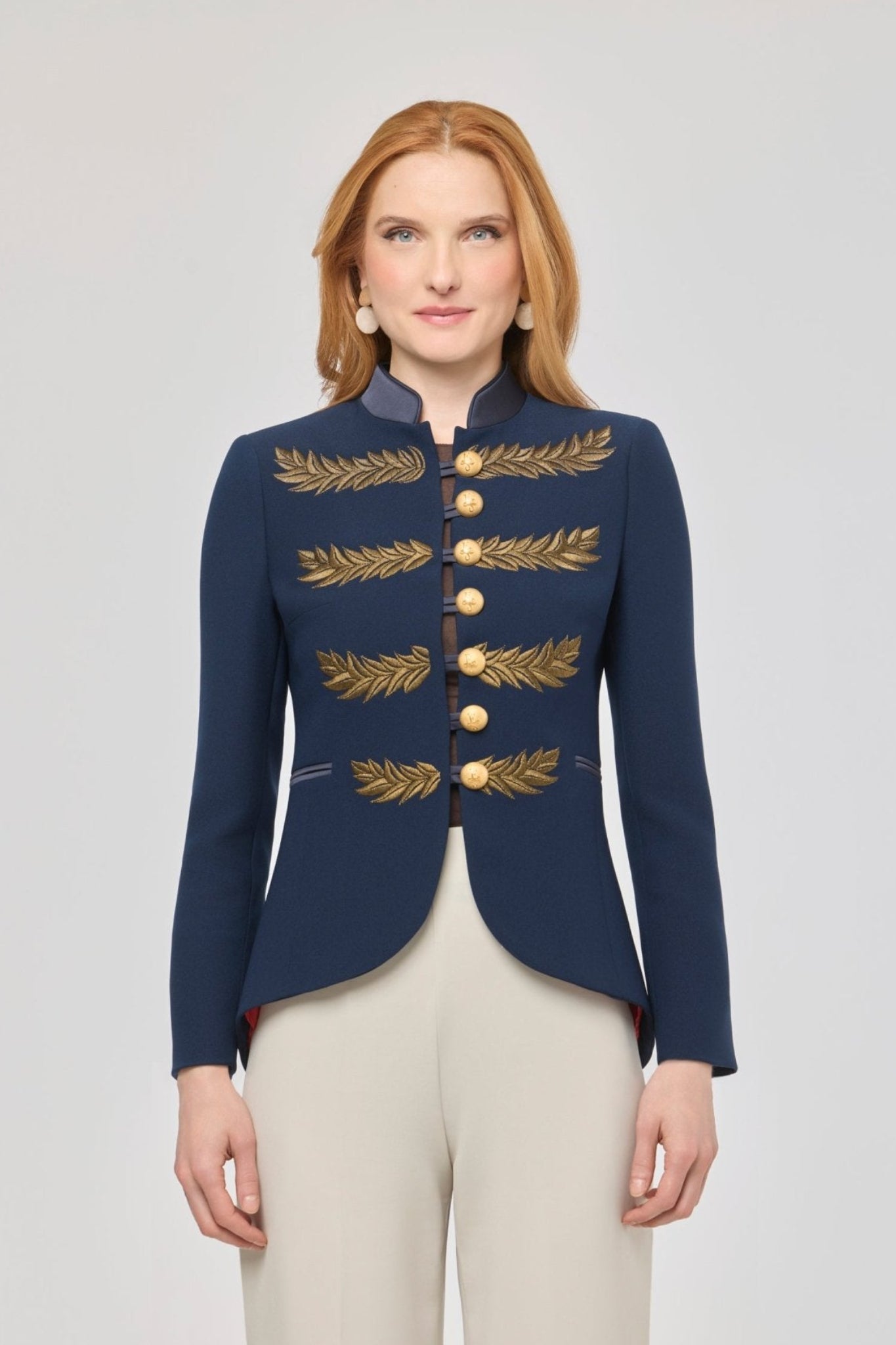 Blazer azul marino bordada Renata Love Gold de The Extreme Collection en color azul marino con detalles en hilo dorado.