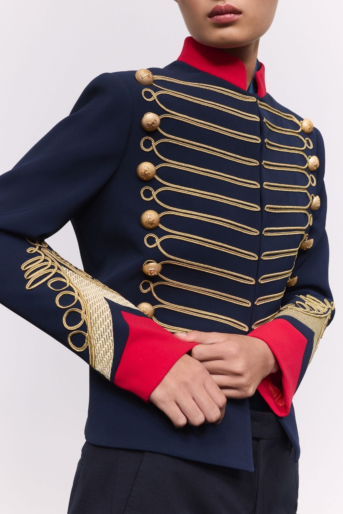 Blazer azul marino con soutache Lancelot de The Extreme Collection con detalles de soutache dorado y puños rojos.