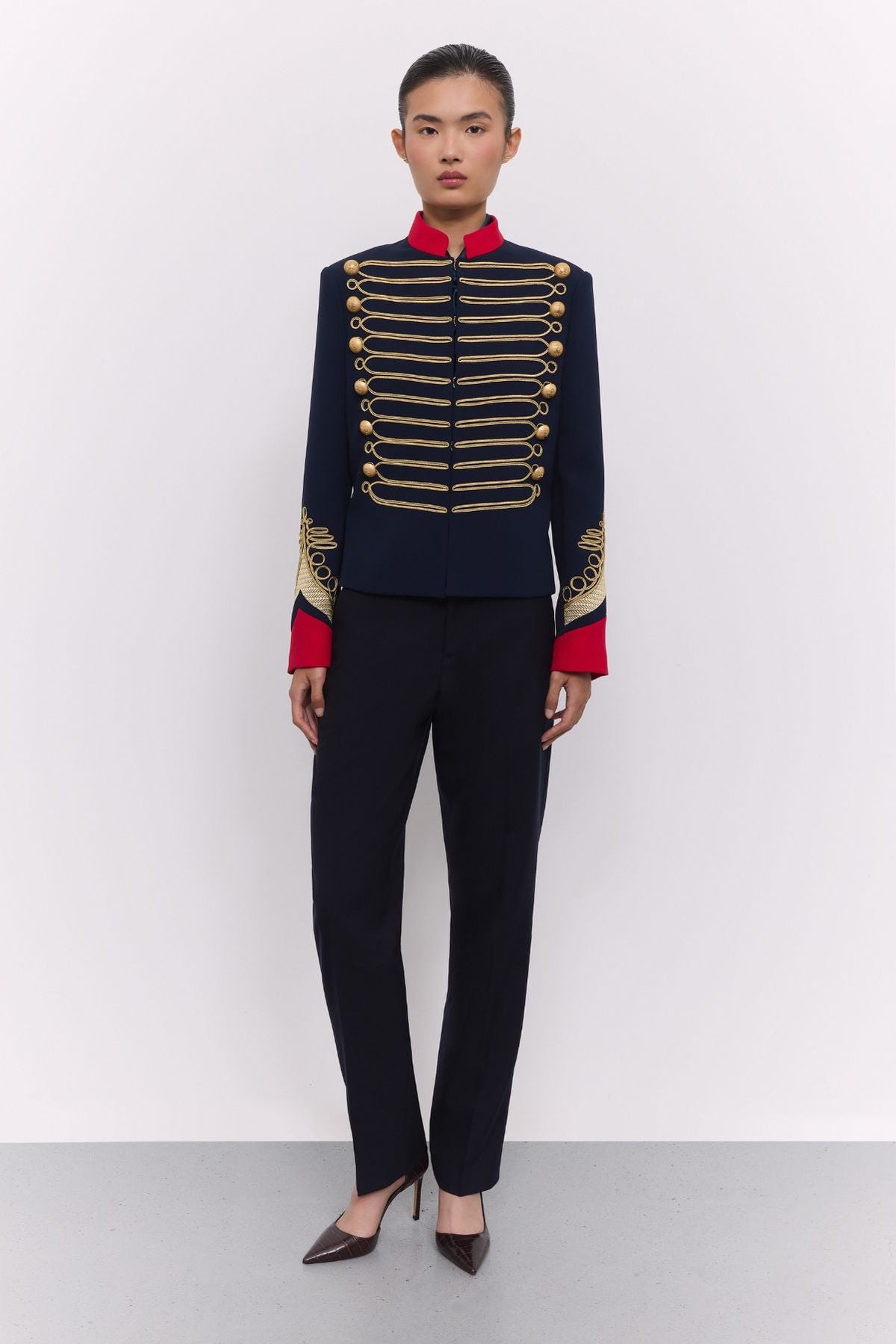 Blazer azul marino con soutache Lancelot de The Extreme Collection con detalles de soutache dorado y puños rojos.