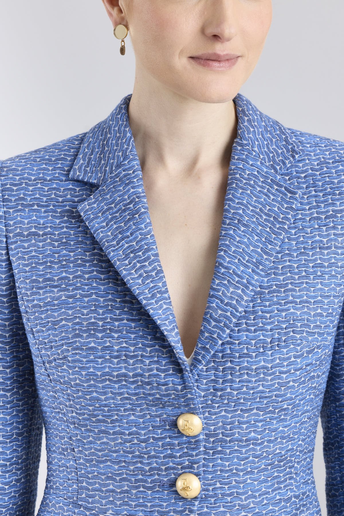 Blazer azul royal mujer modelo Coffety con botones metálicos.