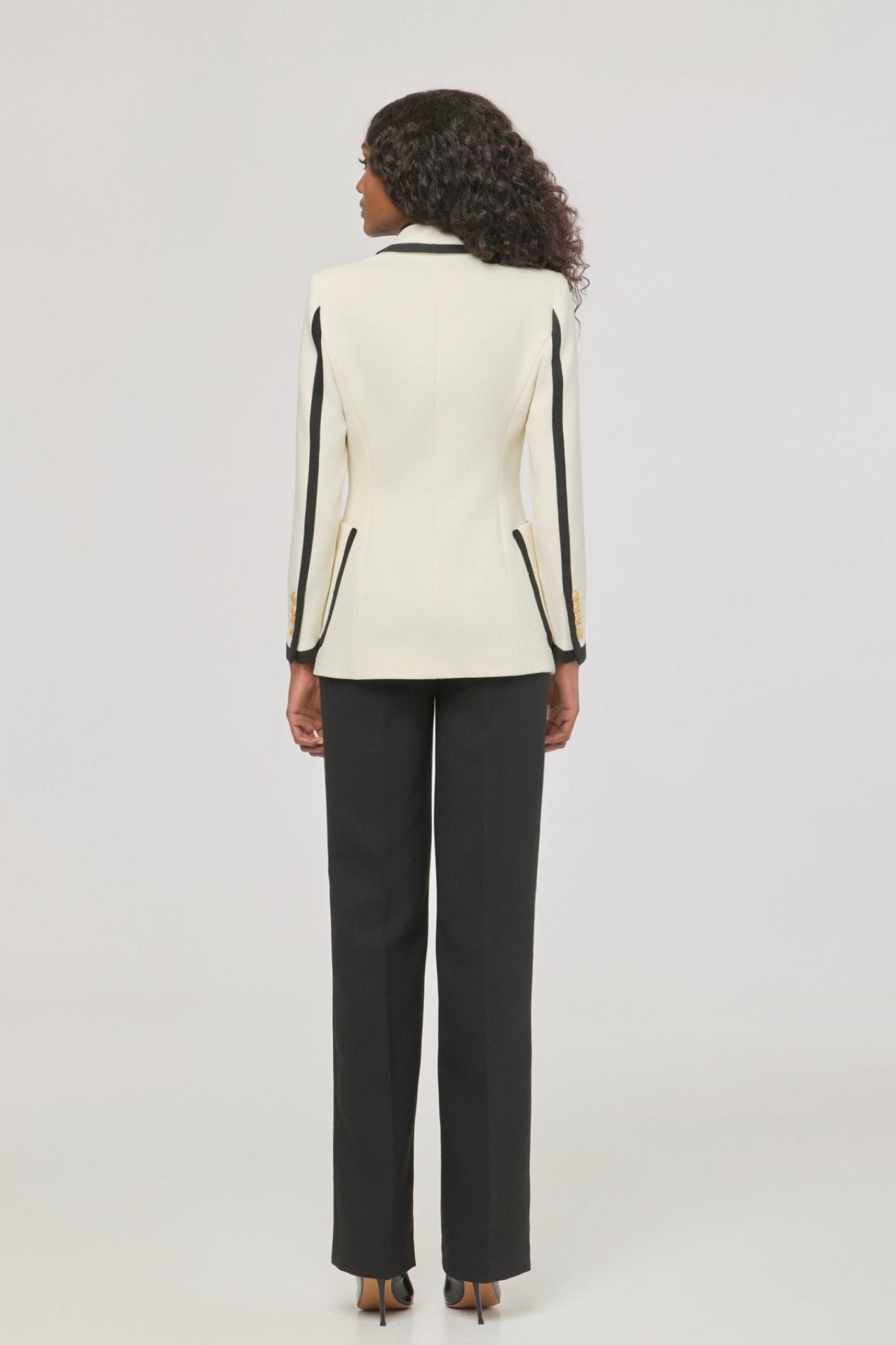 Blazer blanco con ribetes en contraste Laurent de The Extreme Collection en impecable blanco con vivos negros y sofisticados botones dorados.