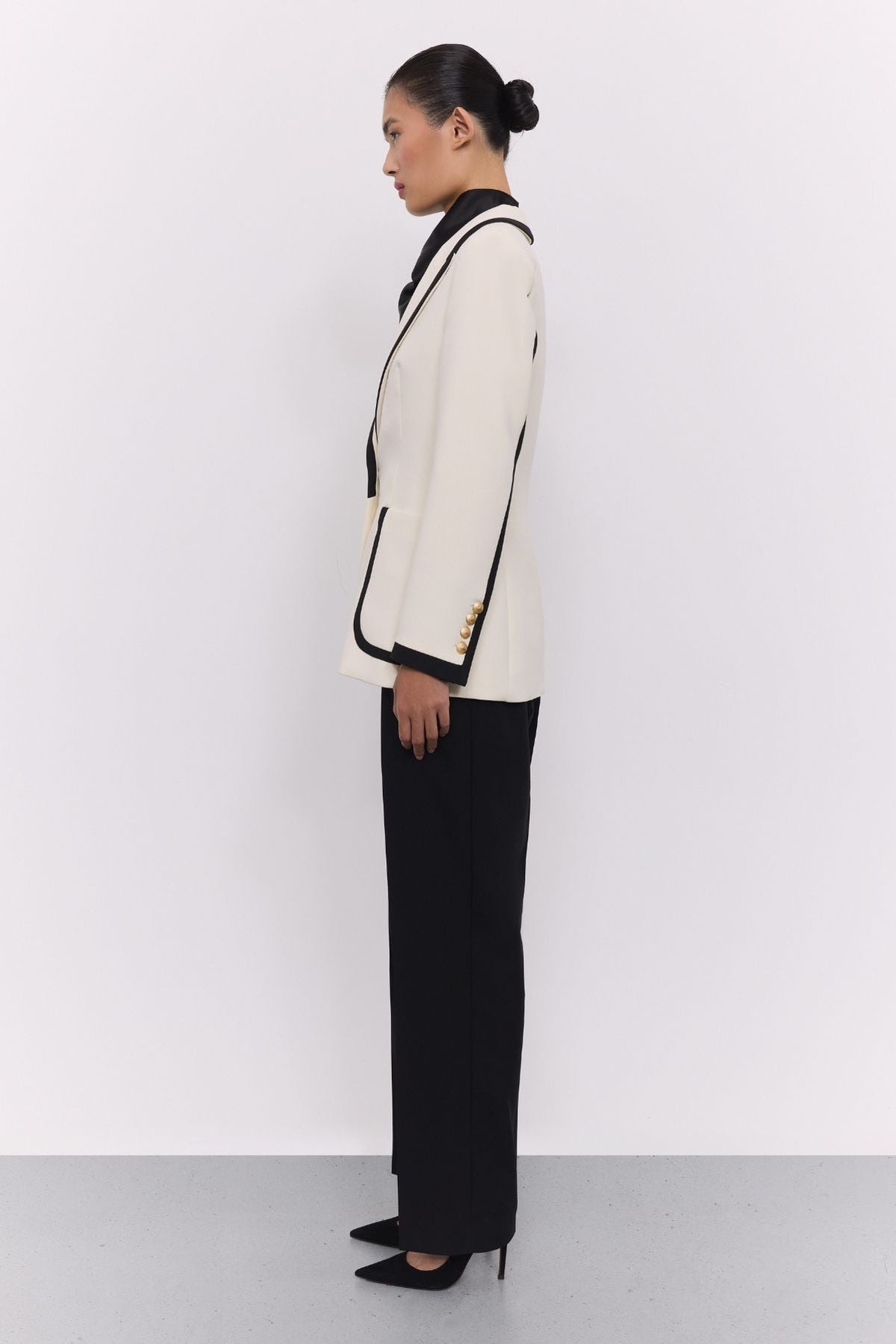 Blazer blanco con ribetes en contraste Laurent de The Extreme Collection en impecable blanco con vivos negros y sofisticados botones dorados.