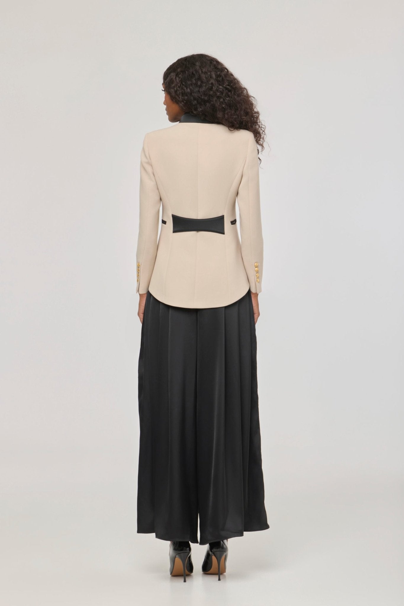 Blazer bordada beige Renata Love Gold de The Extreme Collection con detalles en hilo dorado y con cuello y bolsillos en satén negro