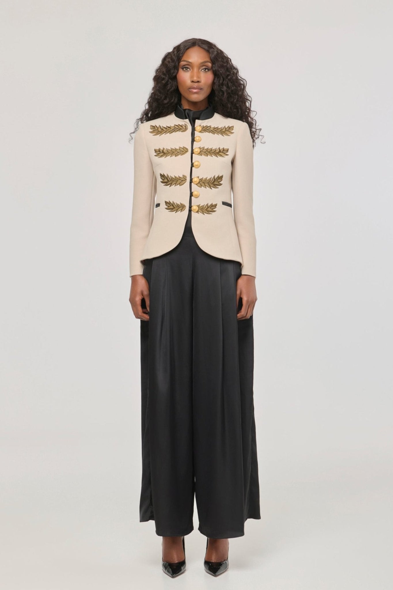 Blazer bordada beige Renata Love Gold de The Extreme Collection con detalles en hilo dorado y con cuello y bolsillos en satén negro